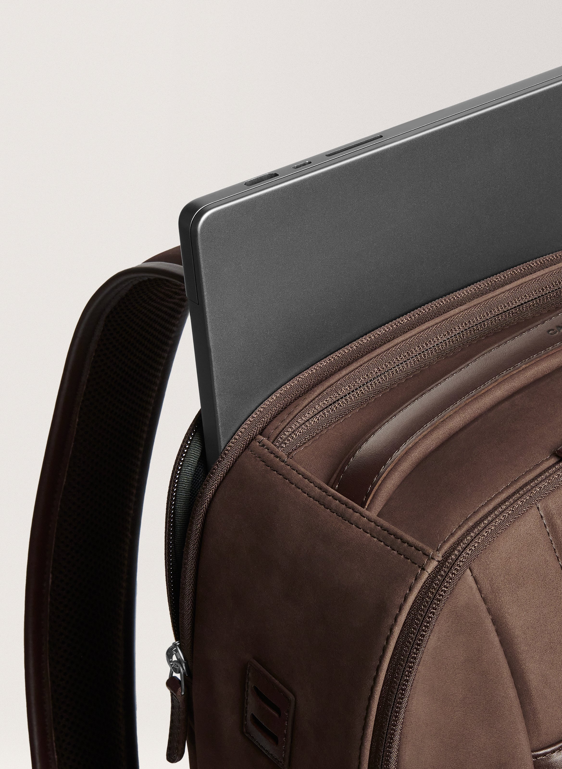 Sac à dos '72-hour' en cuir nubuck CARL FRIEDRIK Marron
