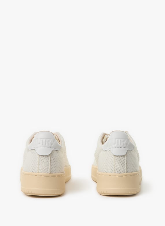 Baskets basses en cuir et maille  | Blanc by AUTRY Baskets basses en cuir et maille  Blanc