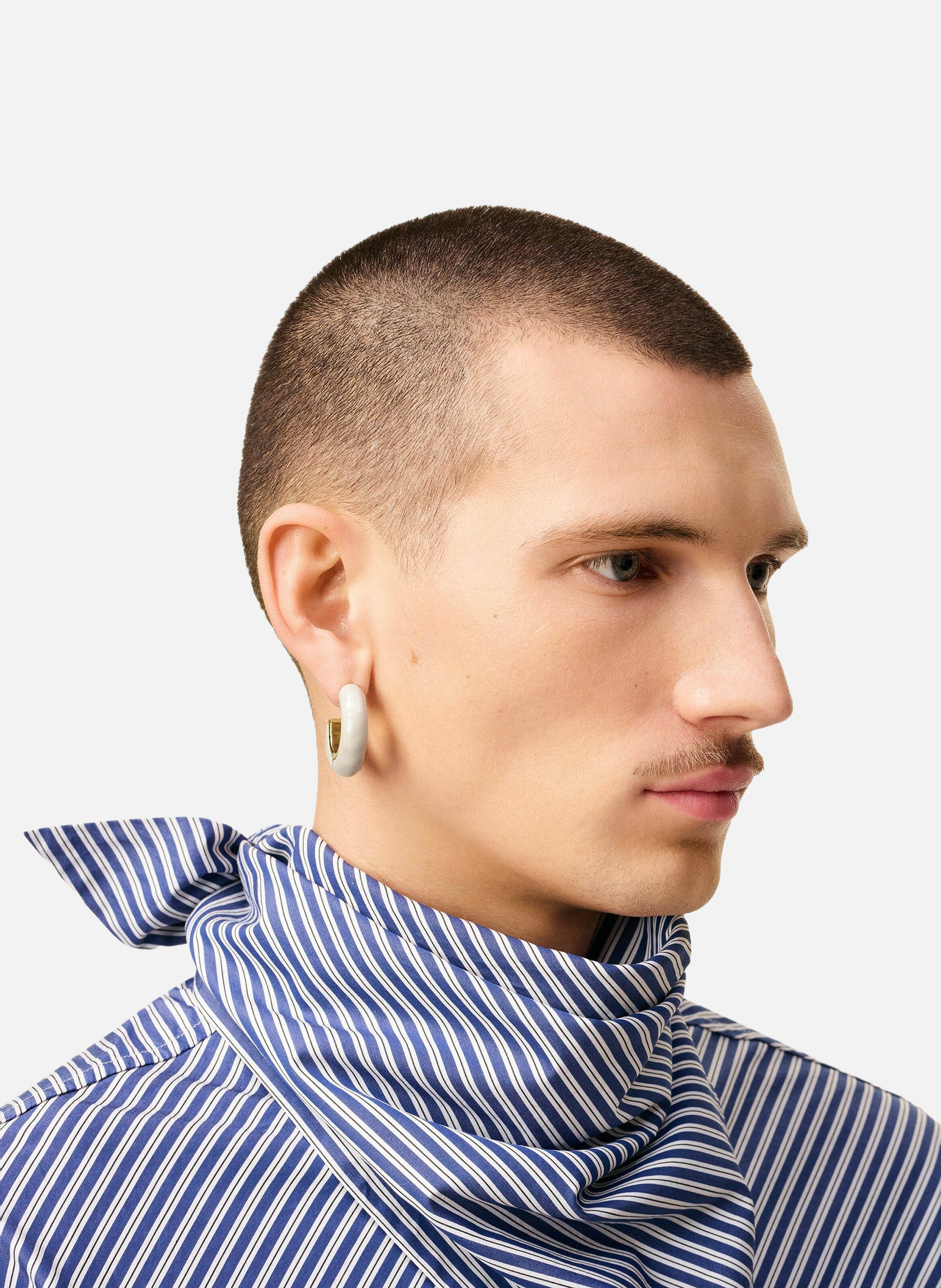 Boucles d'oreilles martelées laquées en laiton unisexes AMI PARIS Blanc