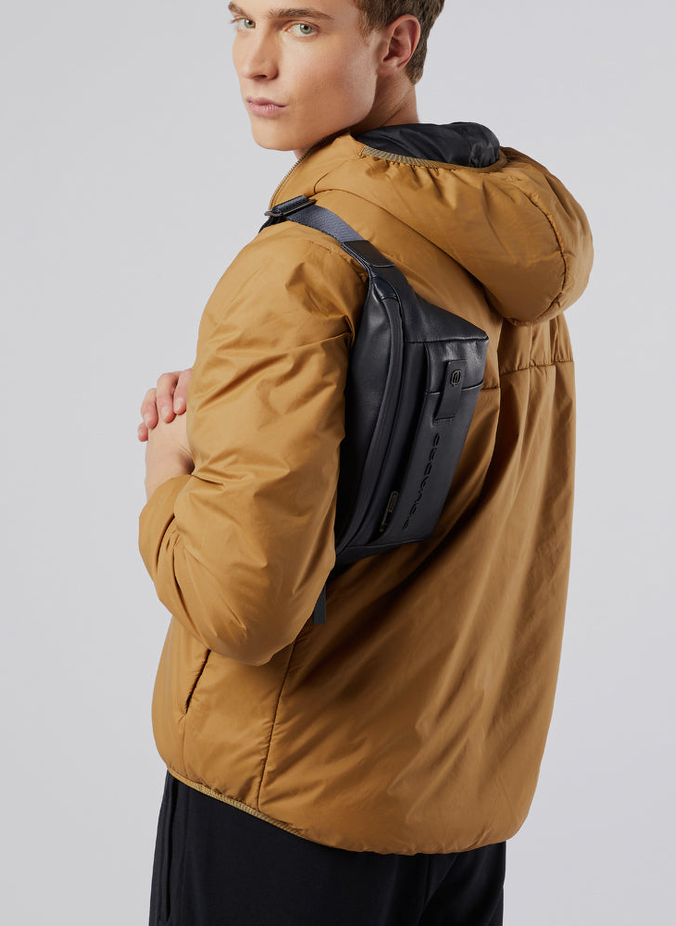 Sac banane homme PIQUADRO Noir