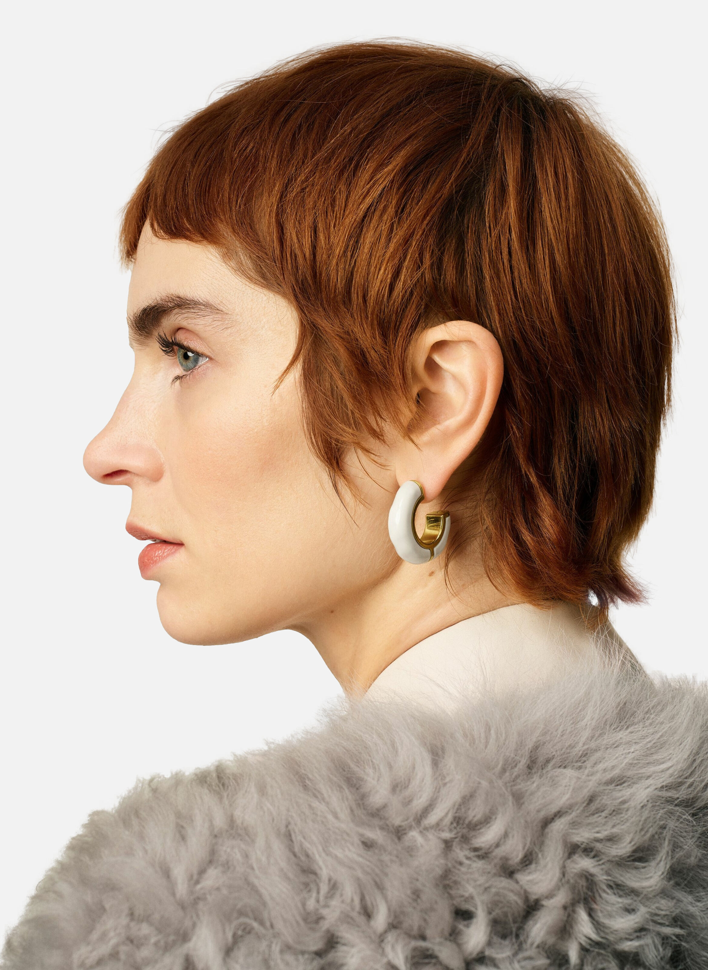 Boucles d'oreilles martelées laquées en laiton unisexes AMI PARIS Blanc