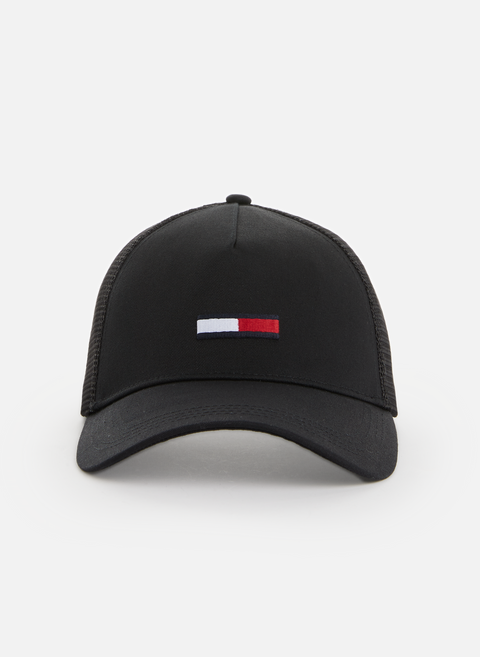 قبعة سائق شاحنة العلم مصنوعة من قماش القطن المعاد تدويره باللون الأسود من تومي هيلفيغر 