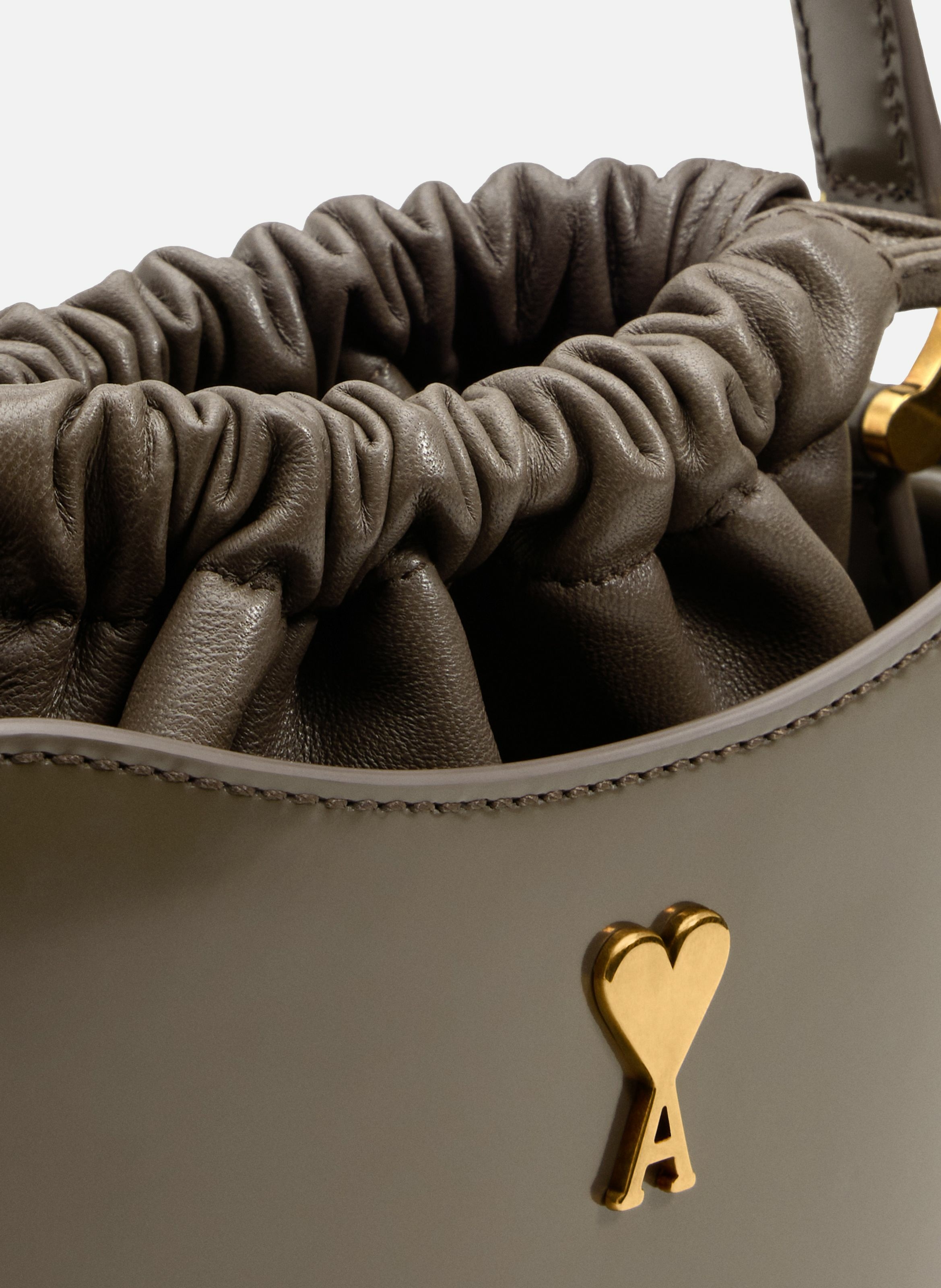 Sac seau mini paris paris en cuir glacé unisexe AMI PARIS Gris