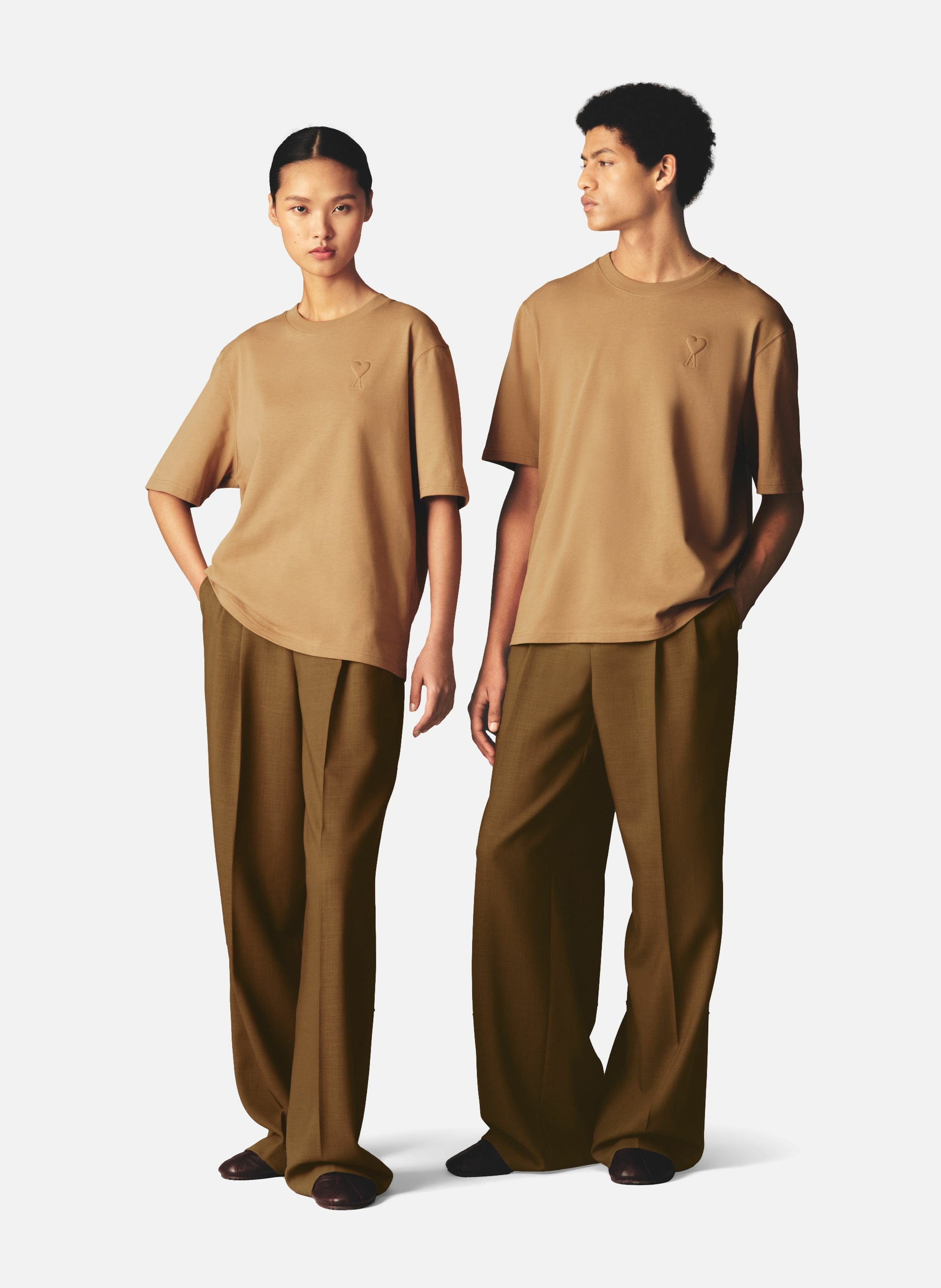 T-shirt ami de coeur embossé unisexe en coton AMI PARIS Marron