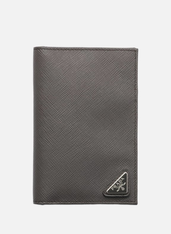 Étui pour passeport en cuir saffiano Gris by PRADA PRADA Étui pour passeport en cuir saffiano Gris