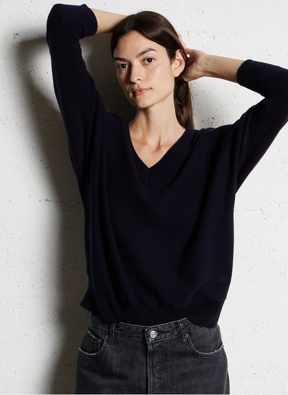 Pull oversize col v en cachemire line Bleu by KUJTEN KUJTEN Pull oversize col v en cachemire line Bleu