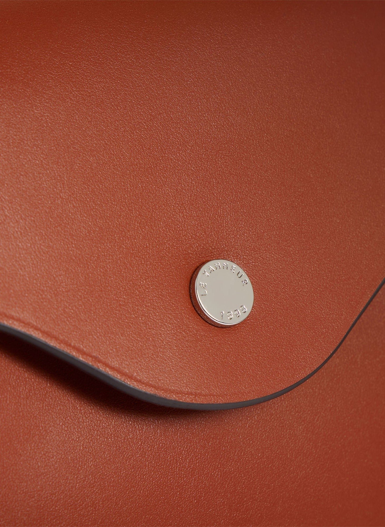 Sac à main moyen modèle sans couture en cuir lisse LE TANNEUR Marron