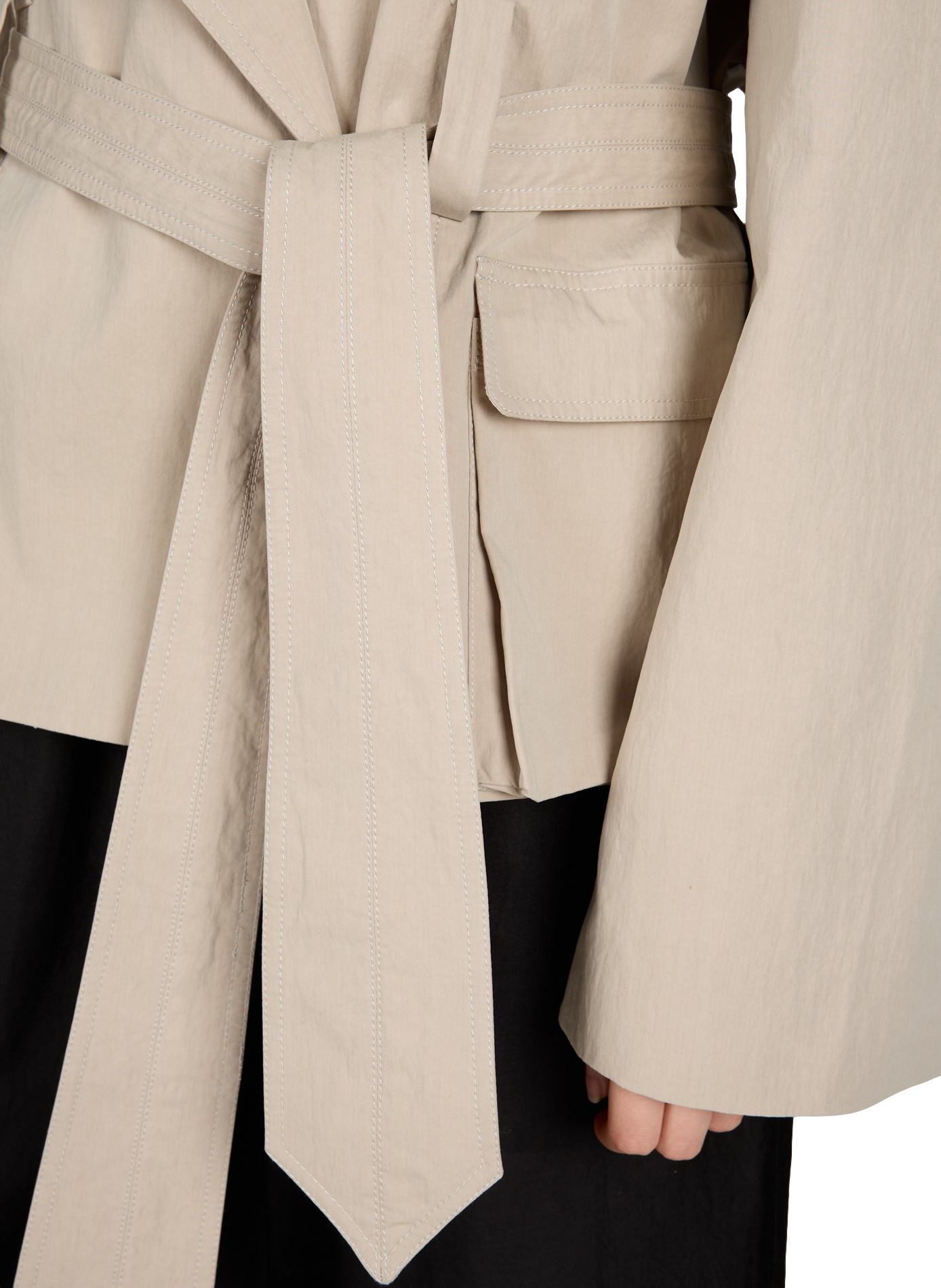 Kurzer Trenchcoat mit asymmetrischem Kragen aus Baumwollmischung. VIKTORIA CHAN Beige