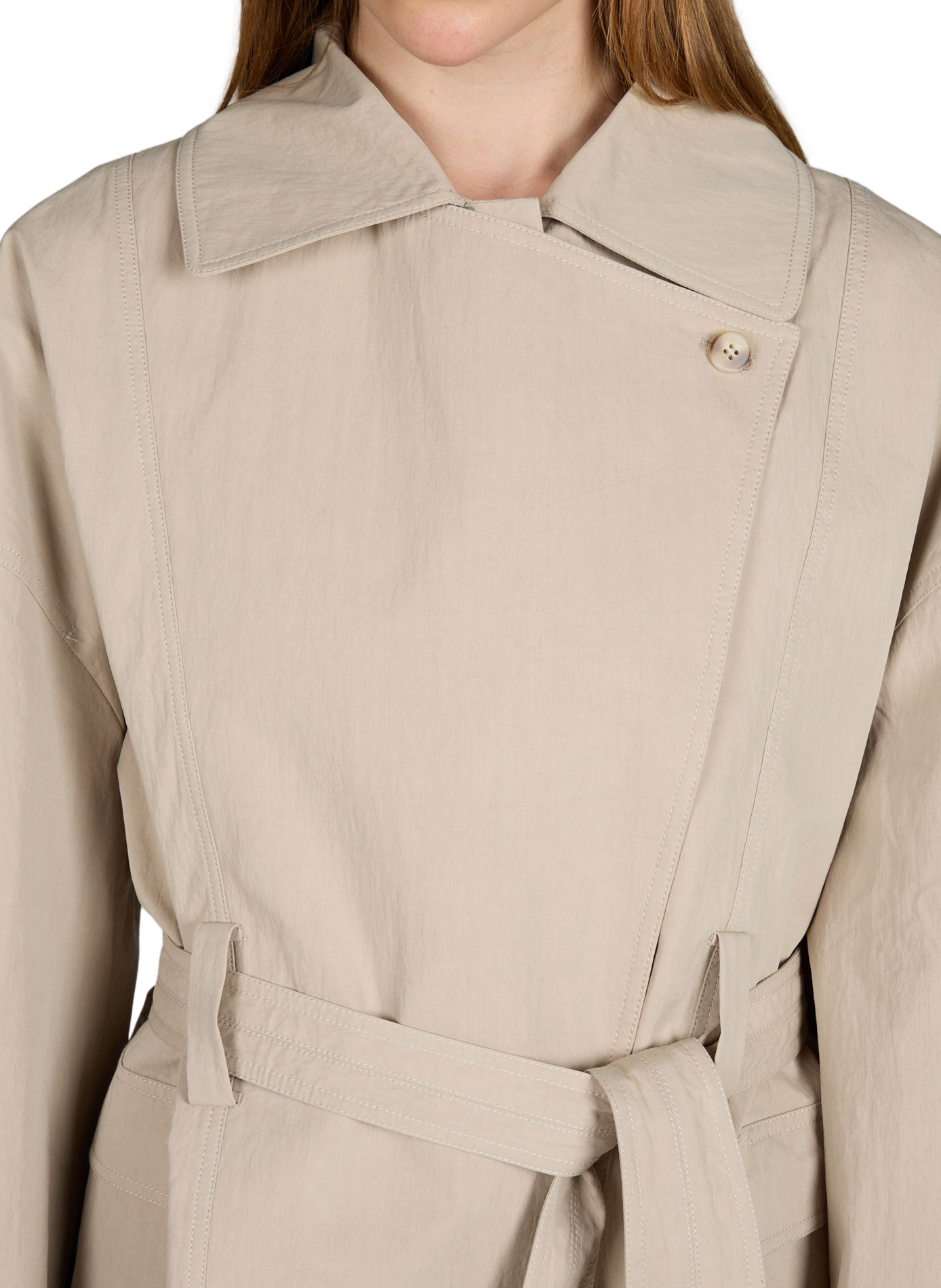 Kurzer Trenchcoat mit asymmetrischem Kragen aus Baumwollmischung. VIKTORIA CHAN Beige