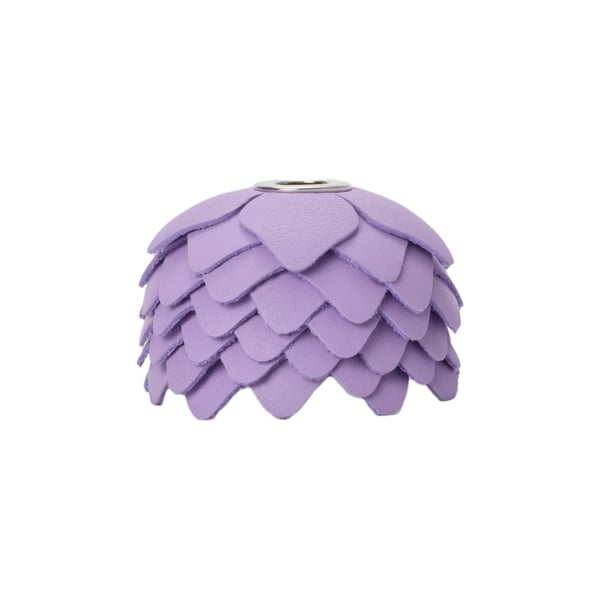 Petit charm fleurs en cuir de veau et laiton Petit charm fleurs en cuir de veau et laiton