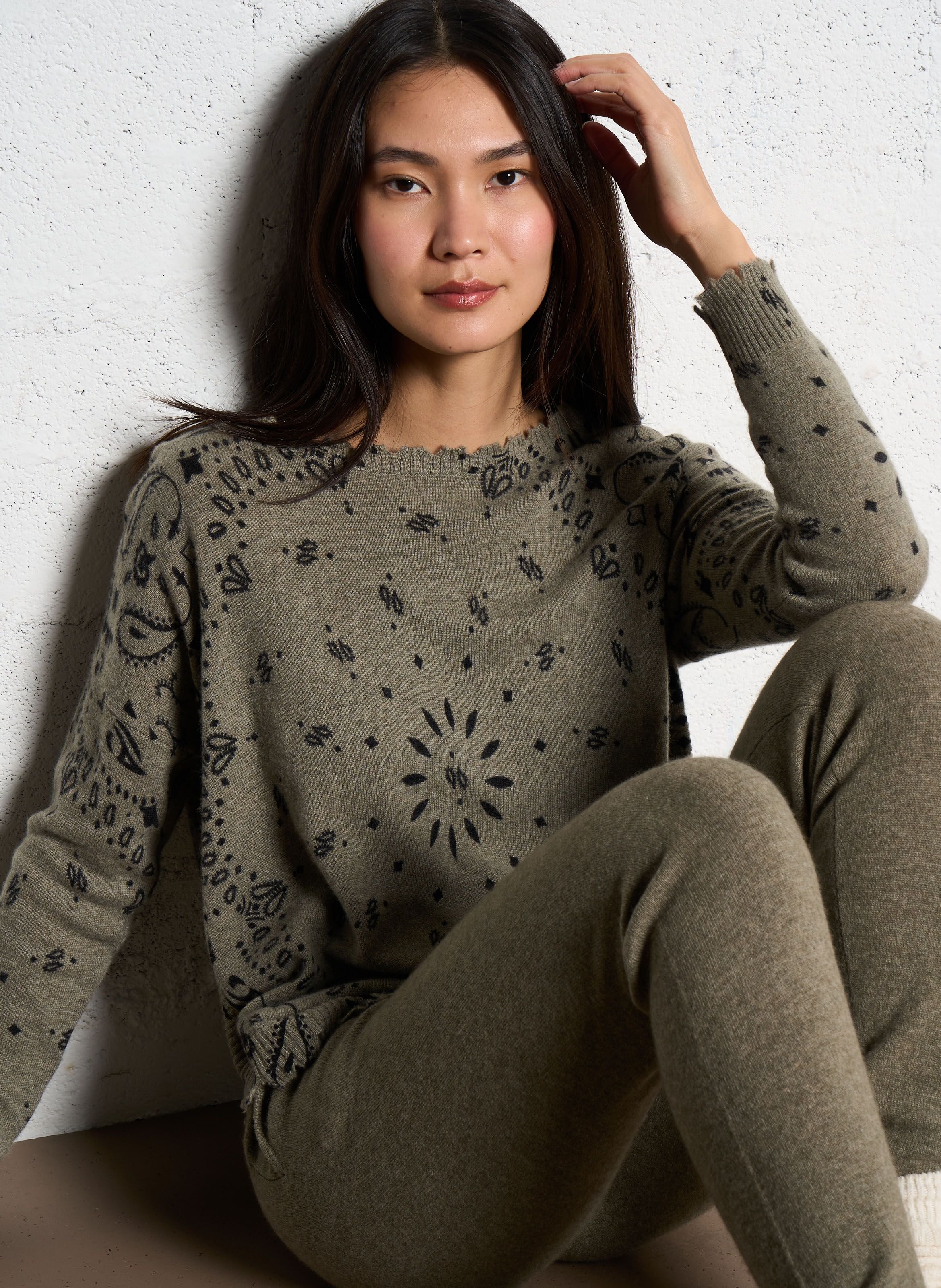 Pull droit col bateau motif bandana en cachemire mela bandana KUJTEN Kaki