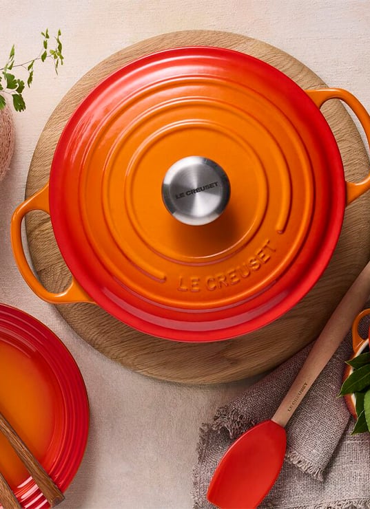 Le Creuset Bleu Riviera, cocotte Le Creuset été 2025, pop-up Le Creuset Marseille, cocotte fonte émaillée bleue, ustensiles cuisine française iconiques