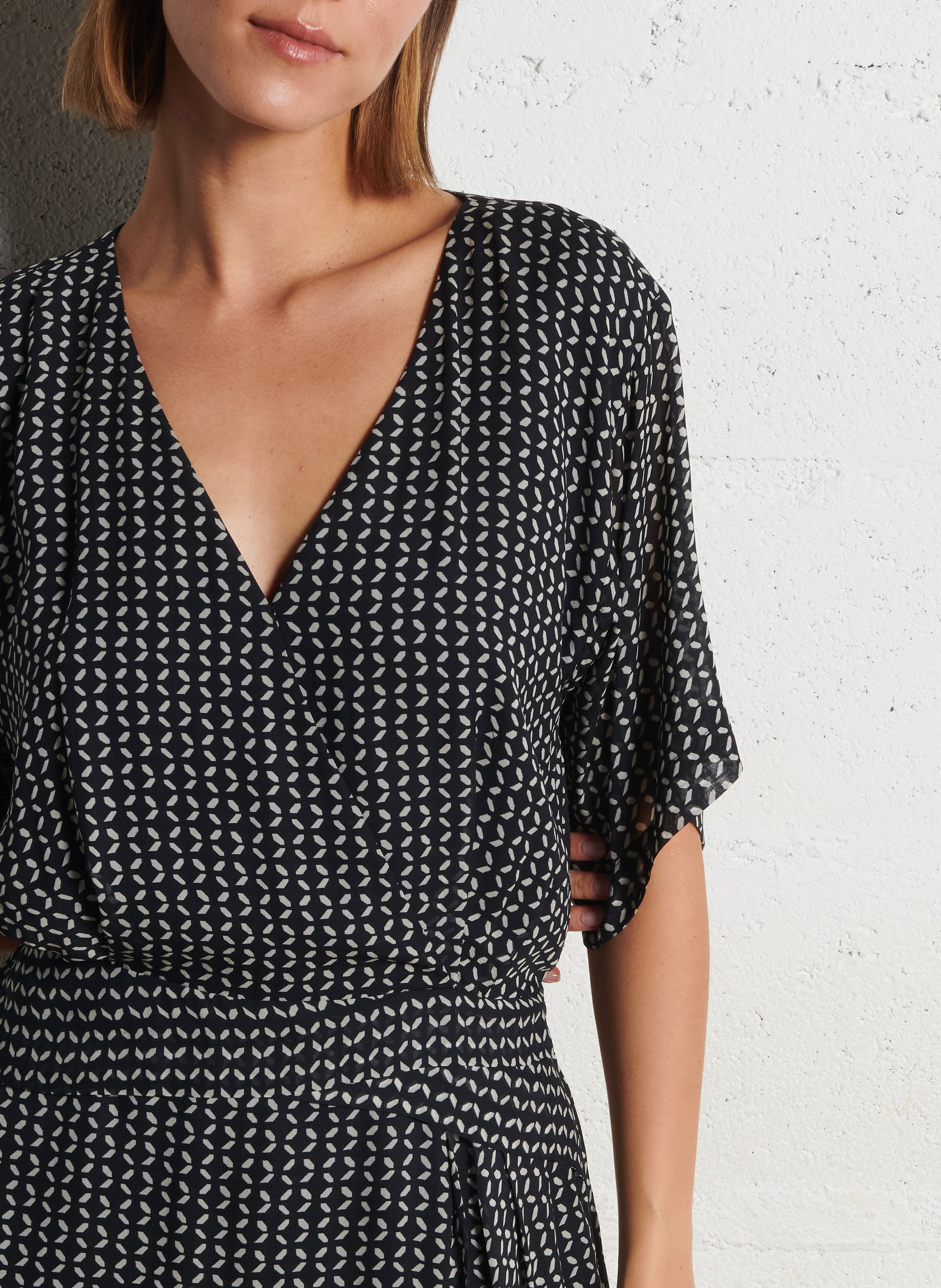 Robe courte col v imprimée IKKS Noir