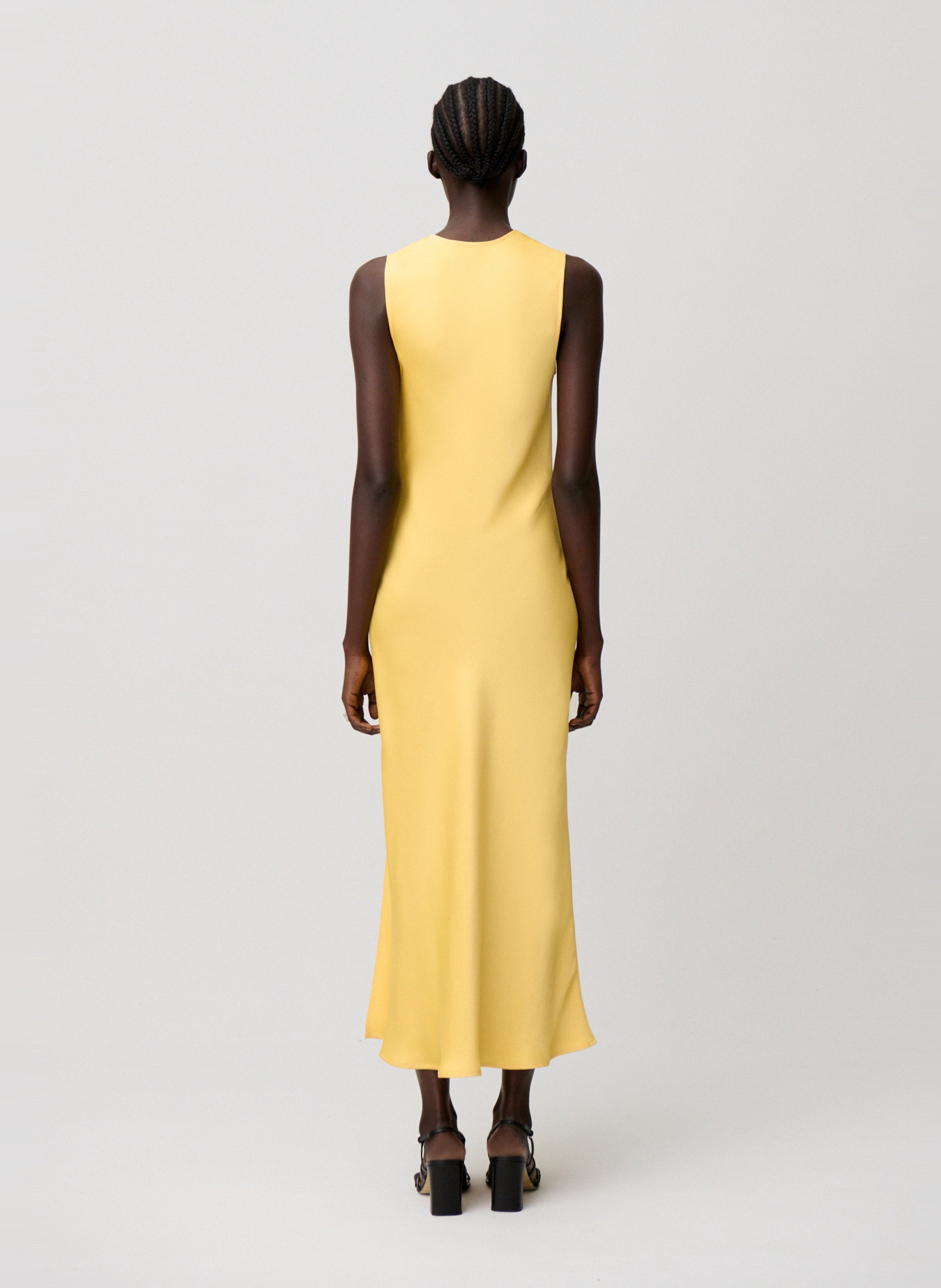 Robe longue col v satinée Jaune