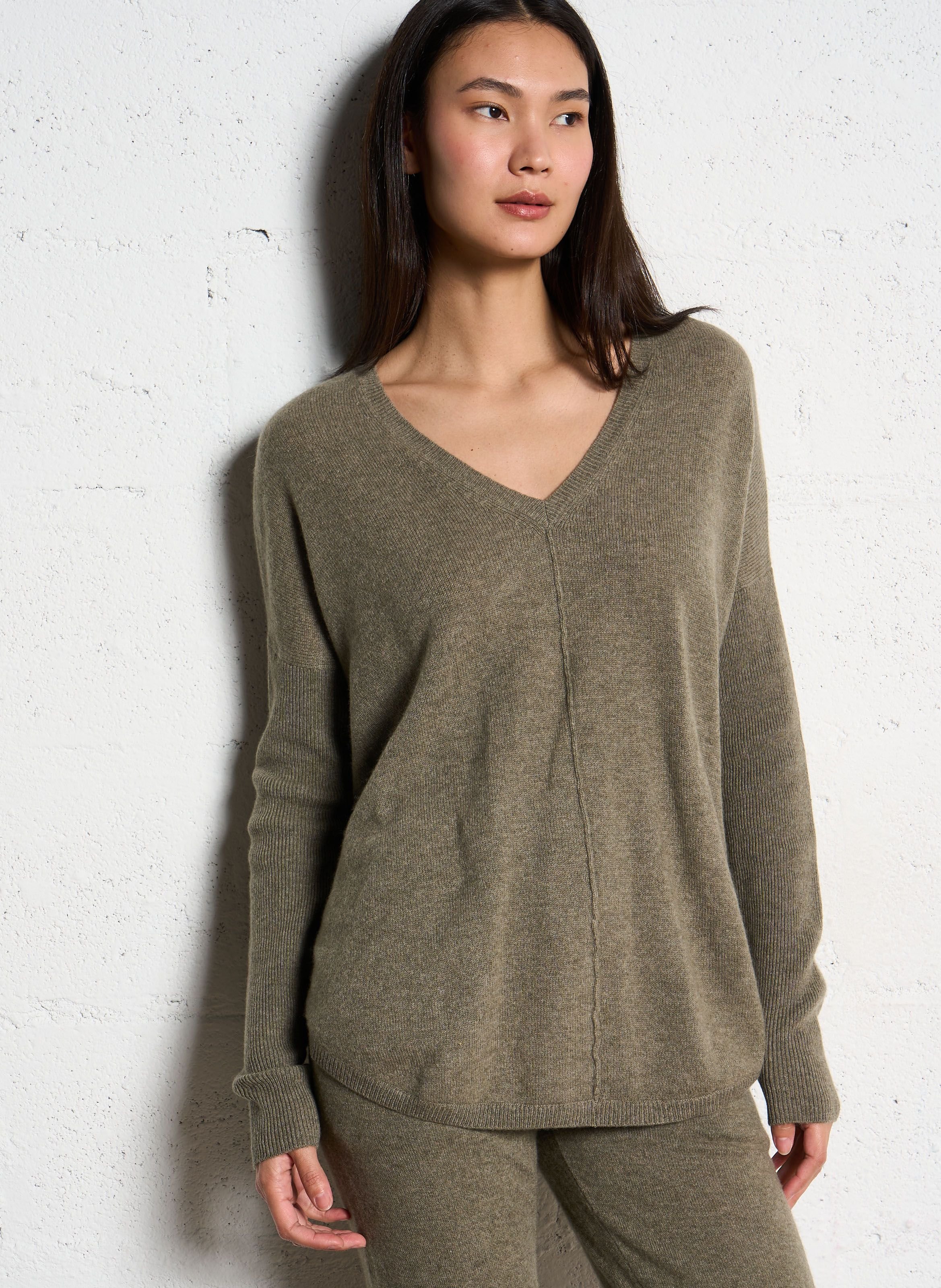 KUJTEN Pull col v oversize en cachemire misha Kaki
