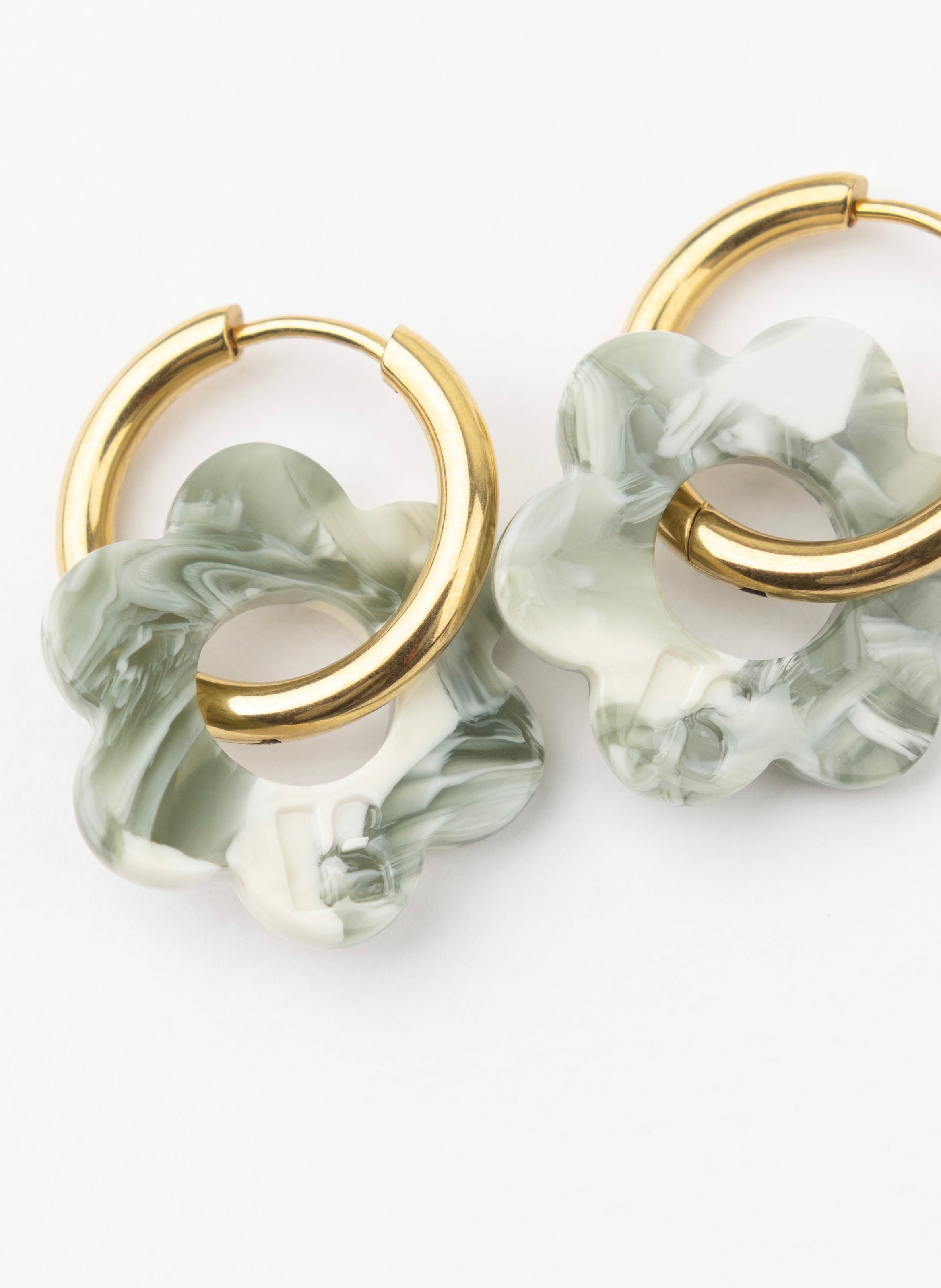 Boucles d'oreilles Baby Fleurette avec anneaux en acier inoxydable doré KURAGE GINZA Kaki