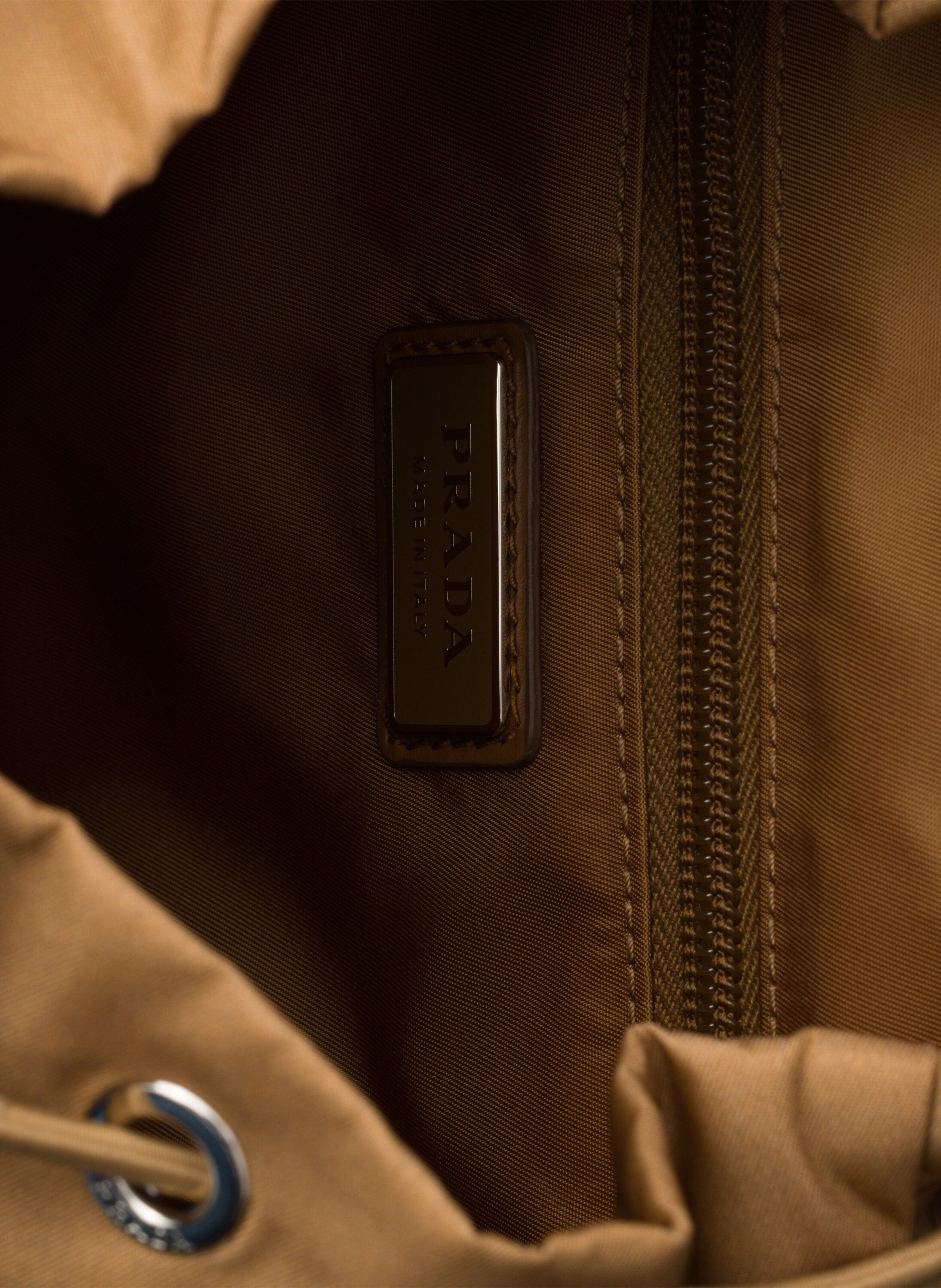 Sac à dos de taille moyenne en re-nylon et cuir sa PRADA Marron