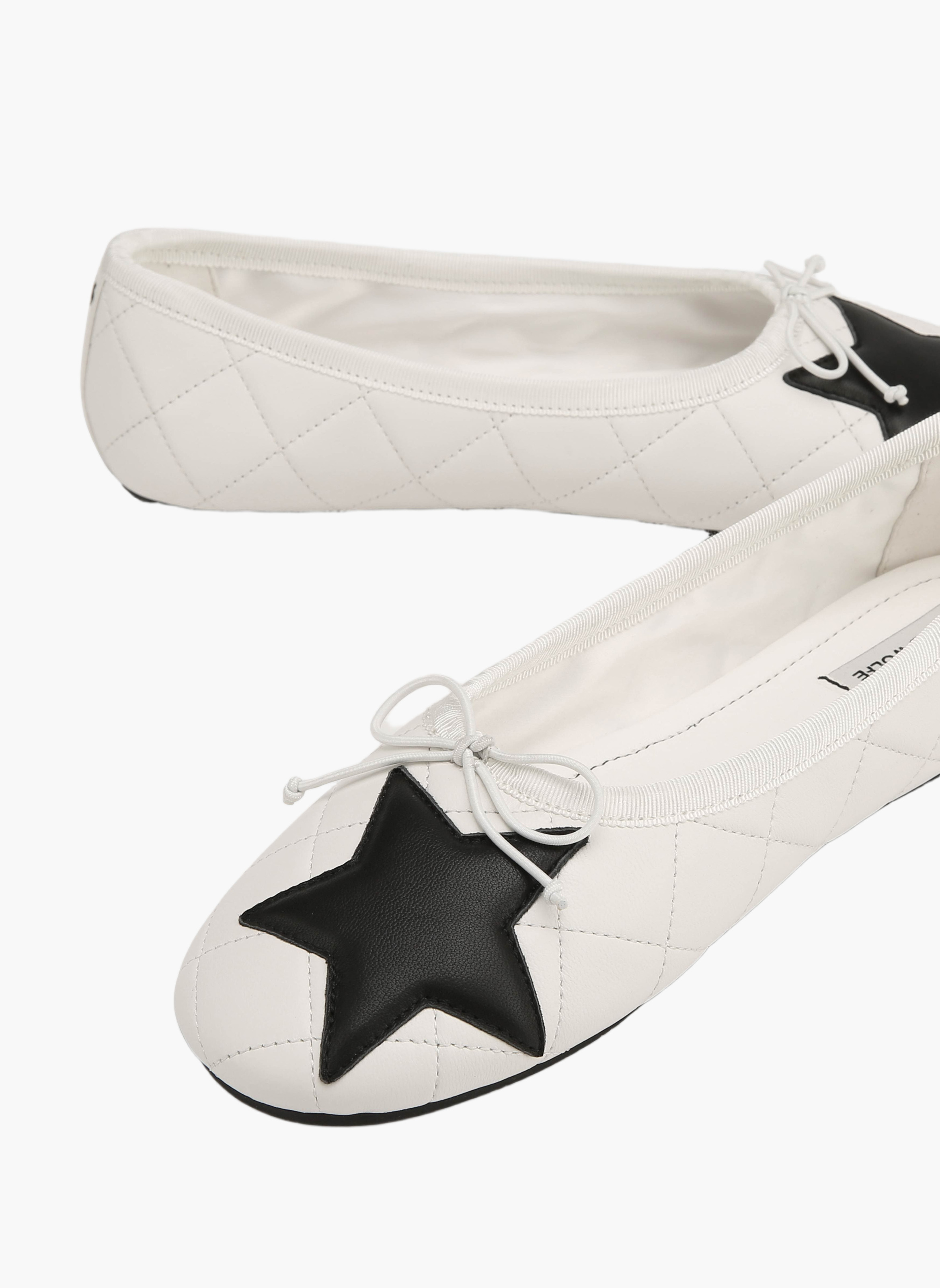 Bedford ballerina’s van leer NAKED WOLFE Wit