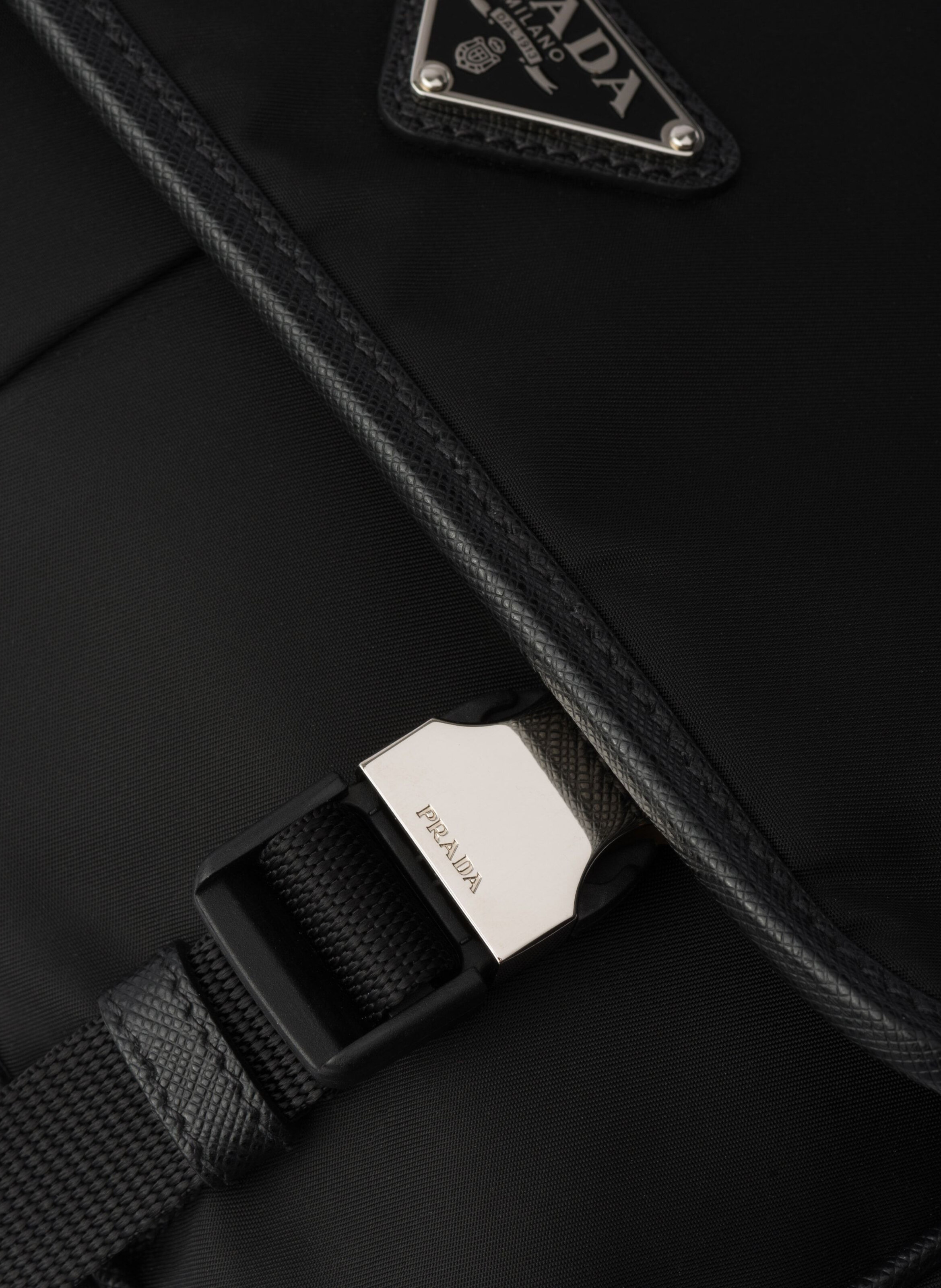 Sac porté épaule en re-nylon et cuir saffiano PRADA Noir