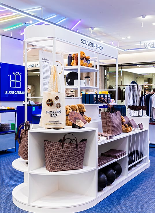 LE PRINTEMPS LANCE SON SOUVENIR SHOP ! corner souvenir shop goodies anniversaire printemps