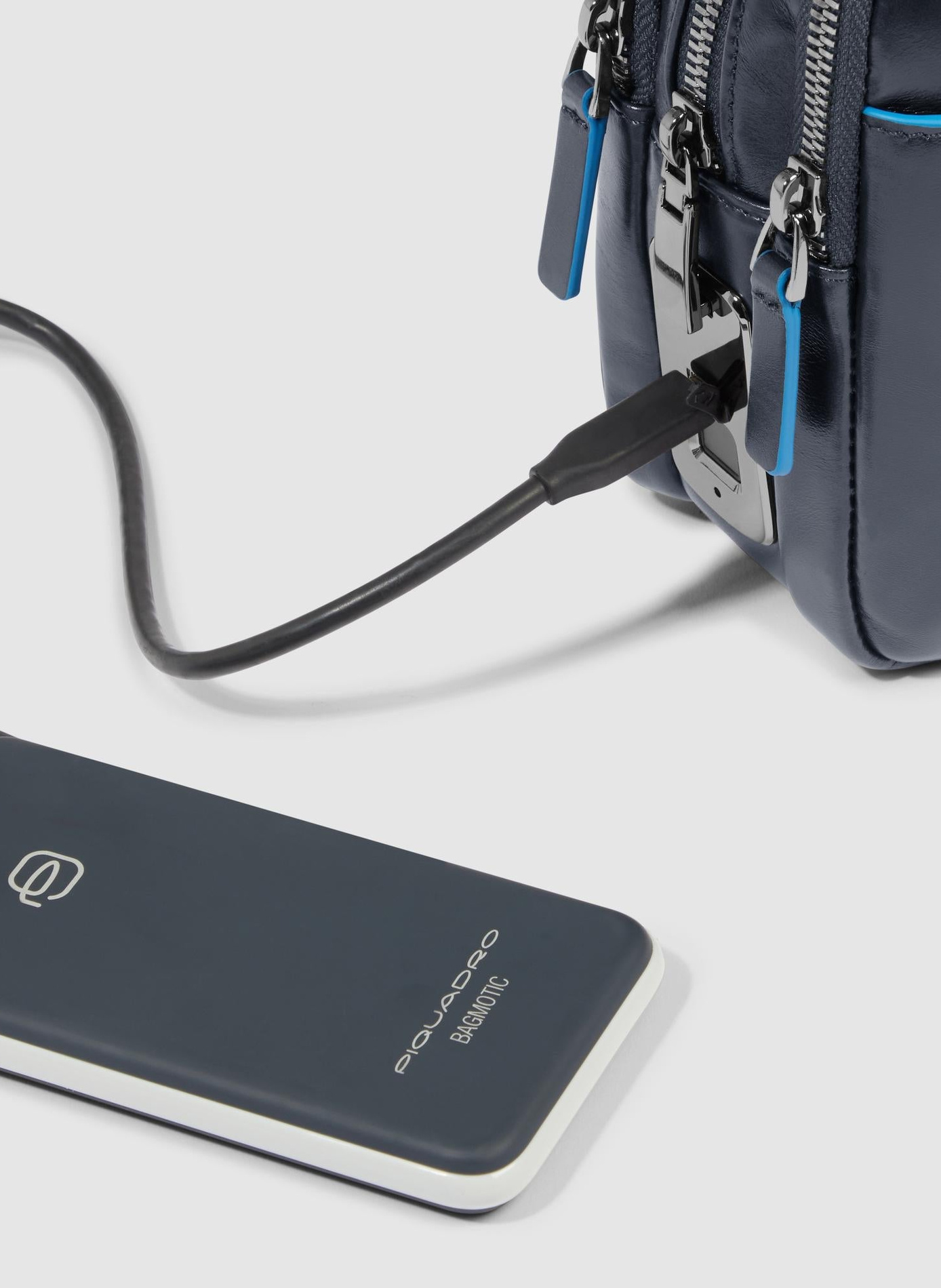 Men's leather clutch with fingerprint lock | Blue PIQUADRO Men
