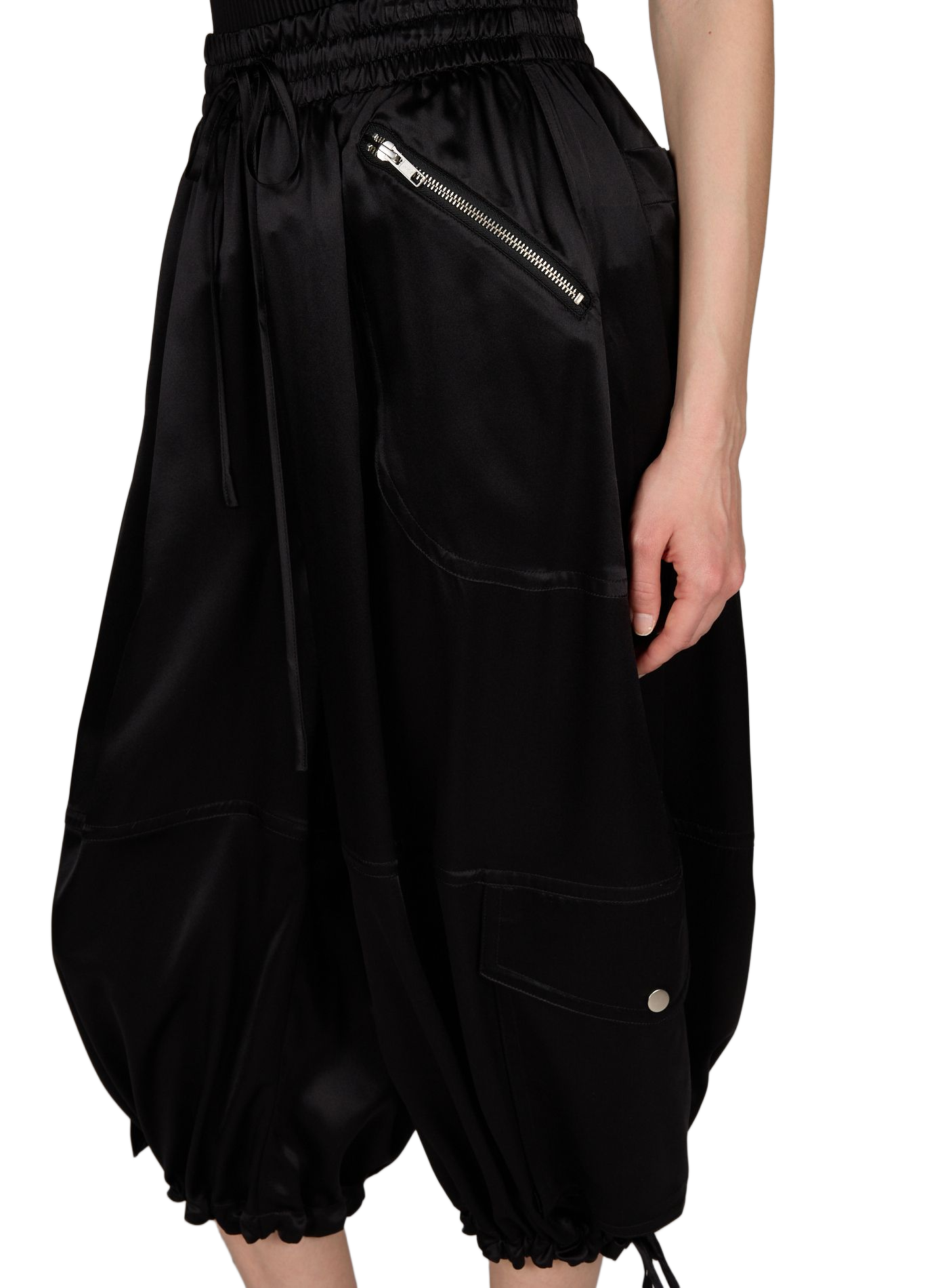 Pantalón cargo ancho corto de seda. CO