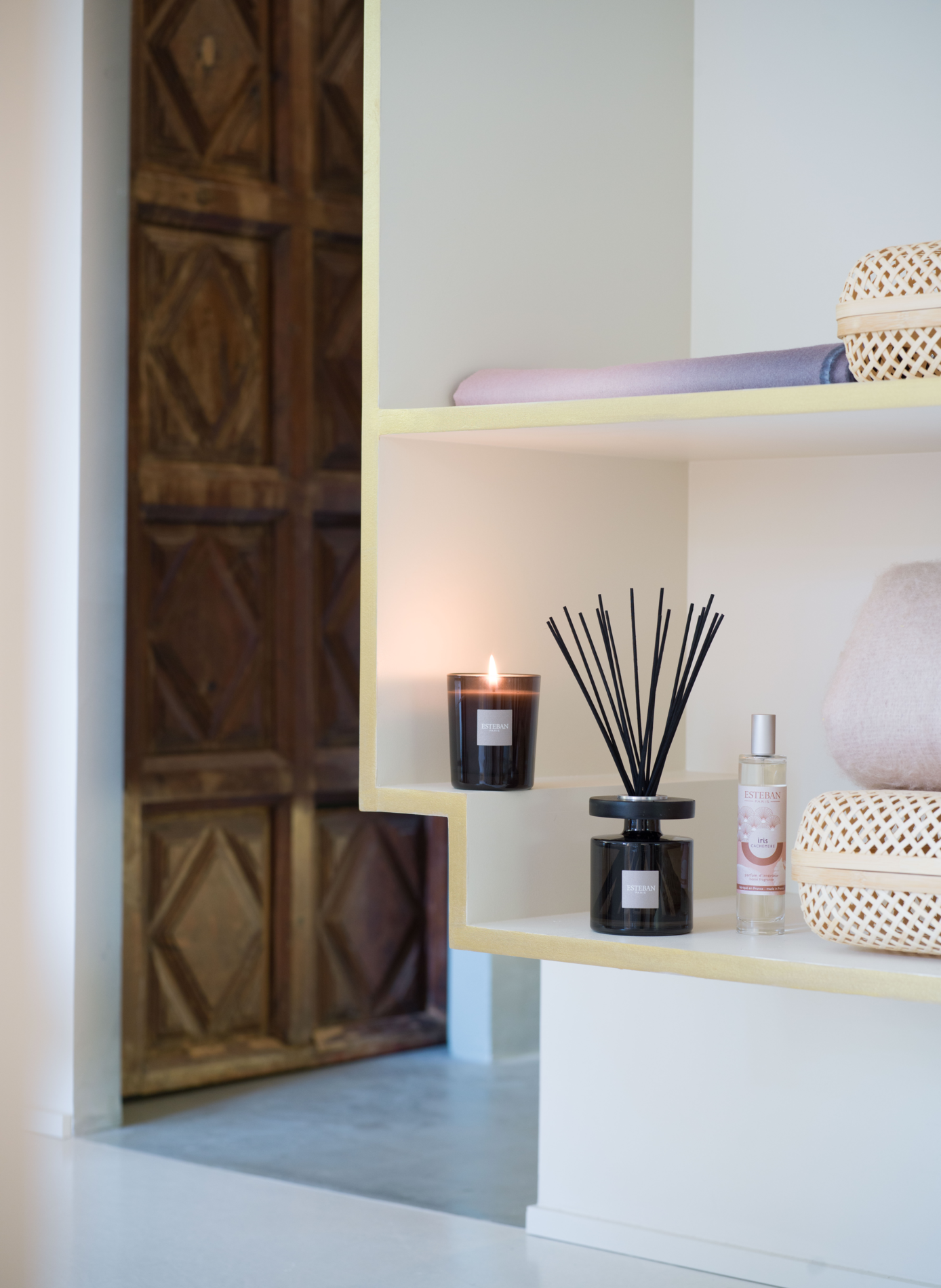 Rechargeable scented candle Iris Cashmere 180g ESTEBAN Pink