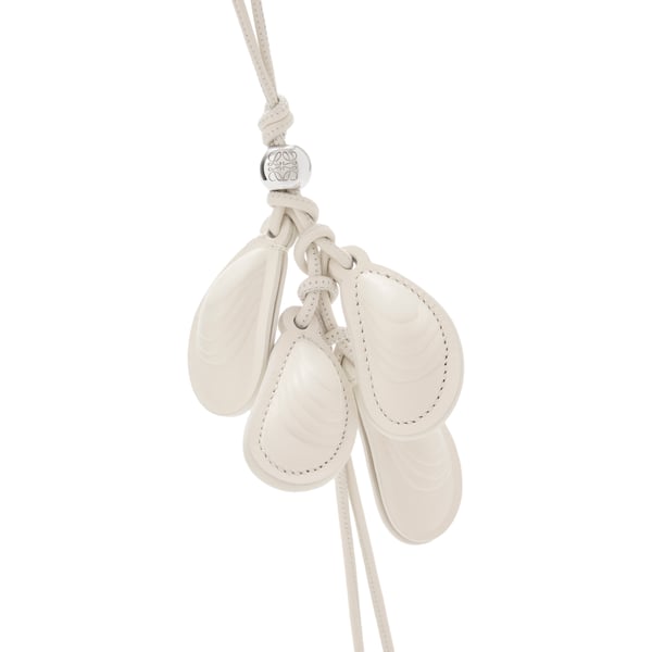 Bijou de sac coquillages en cuir Bijou de sac coquillages en cuir