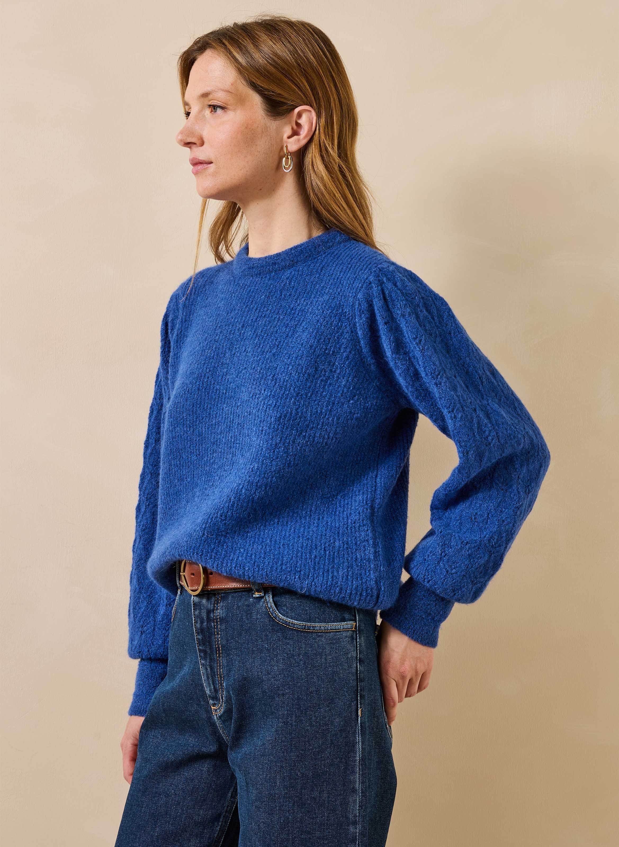 Recht model trui met ronde hals en opengewerkt breisel van een materiaalmix LA FEE MARABOUTEE Blauw