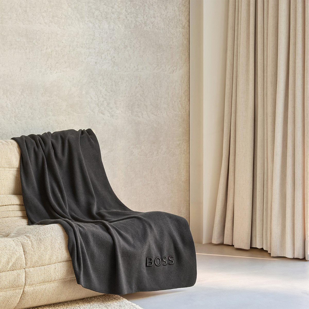 Plaid en coton acrylique, bold logo BOSS HOME Noir