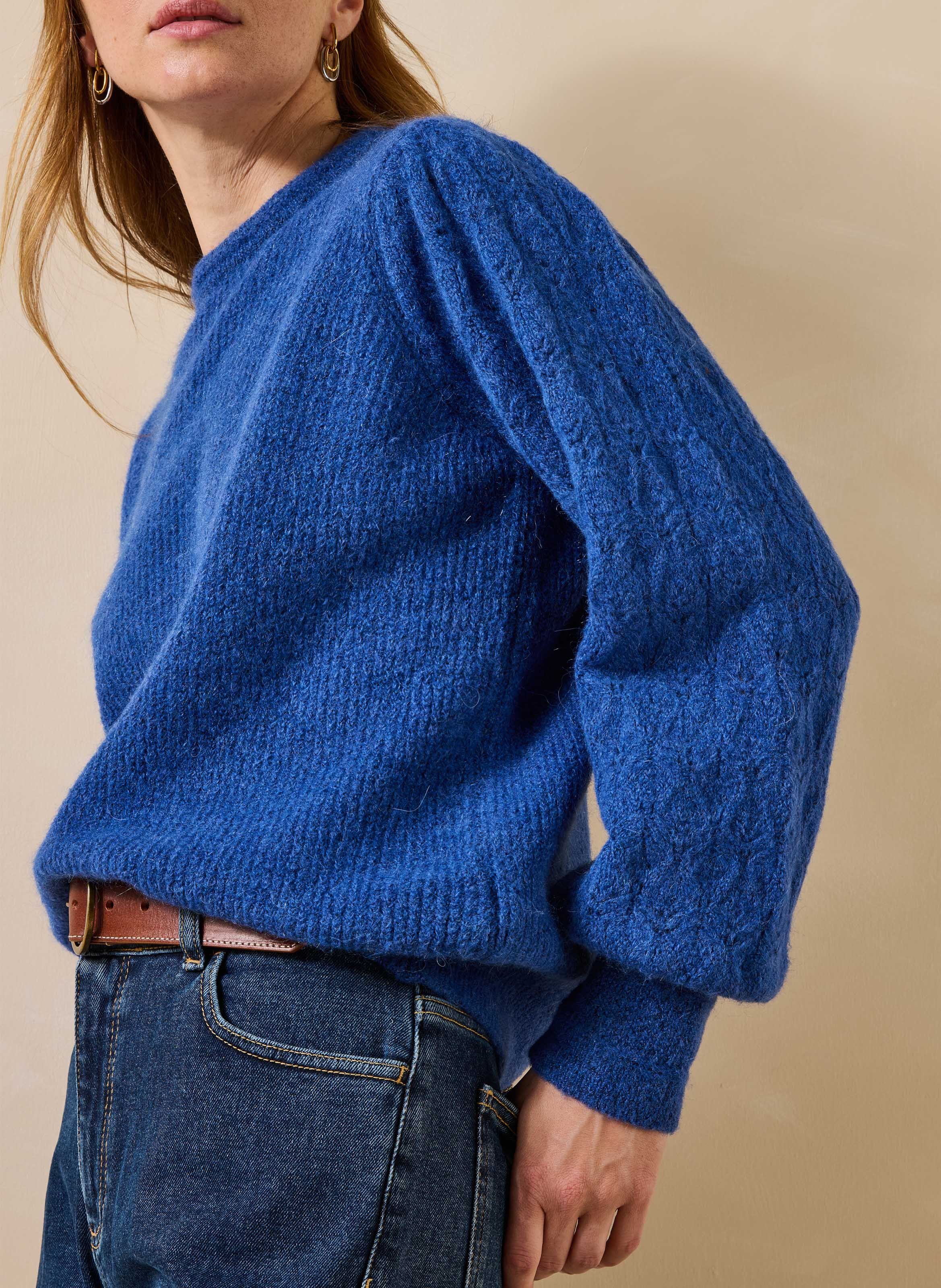 Recht model trui met ronde hals en opengewerkt breisel van een materiaalmix LA FEE MARABOUTEE Blauw