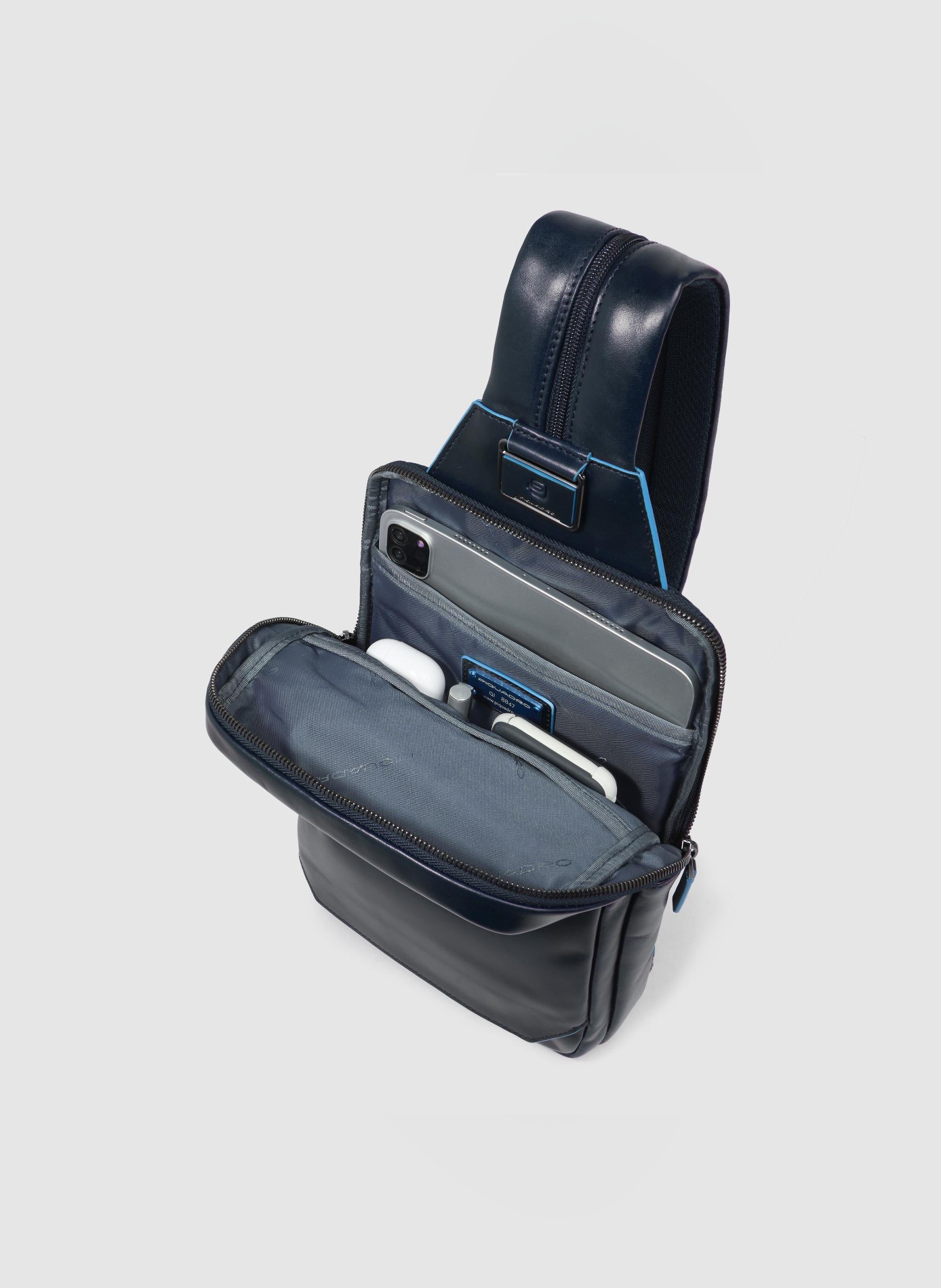 Sac de poitrine homme convertible en sac à dos PIQUADRO Bleu