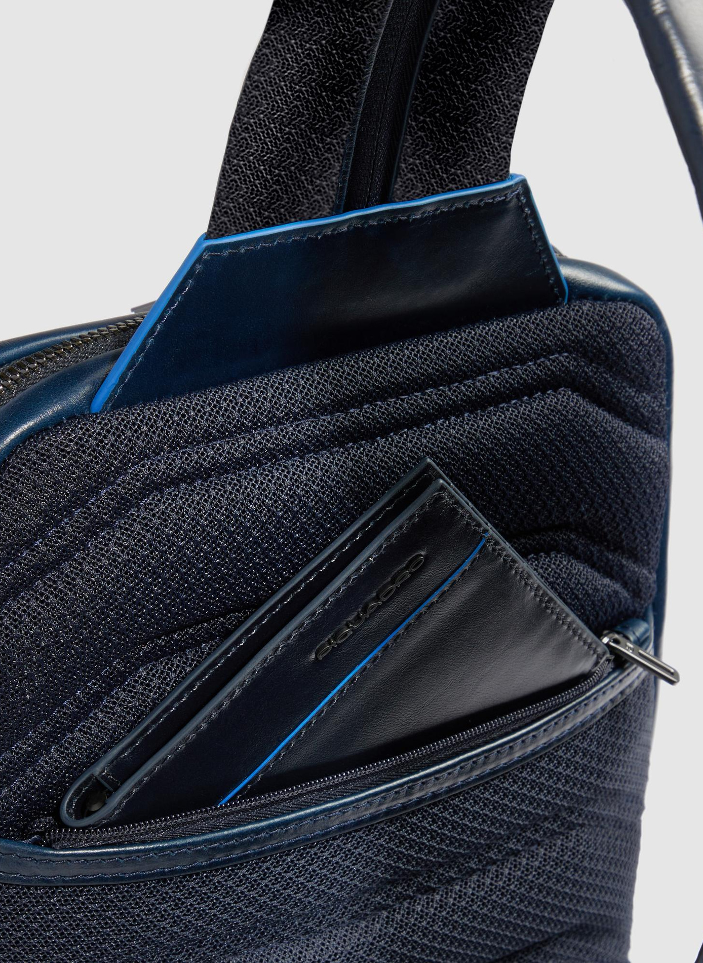 Sac de poitrine homme convertible en sac à dos PIQUADRO Bleu