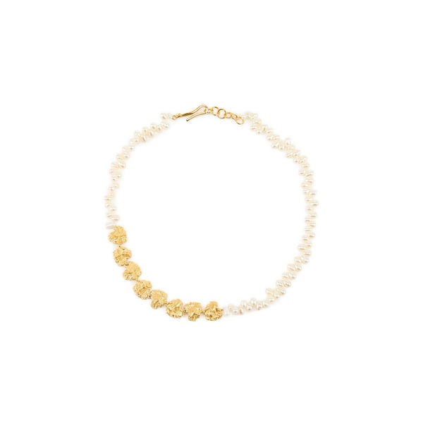 Collier à pétales plissées et perles Collier à pétales plissées et perles