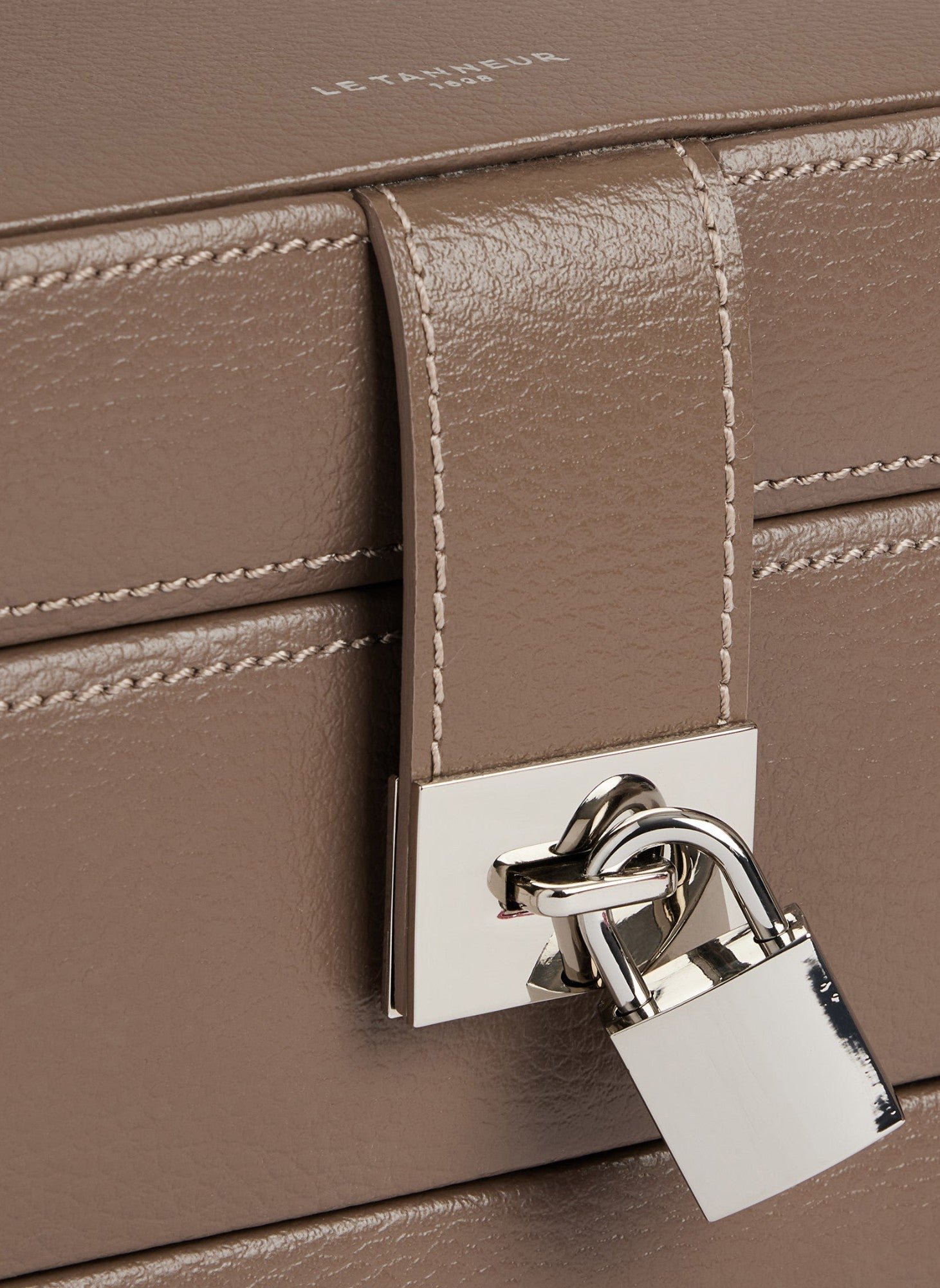 Boite à bijoux moyen modèle ouverture automatique en cuir LE TANNEUR Marron