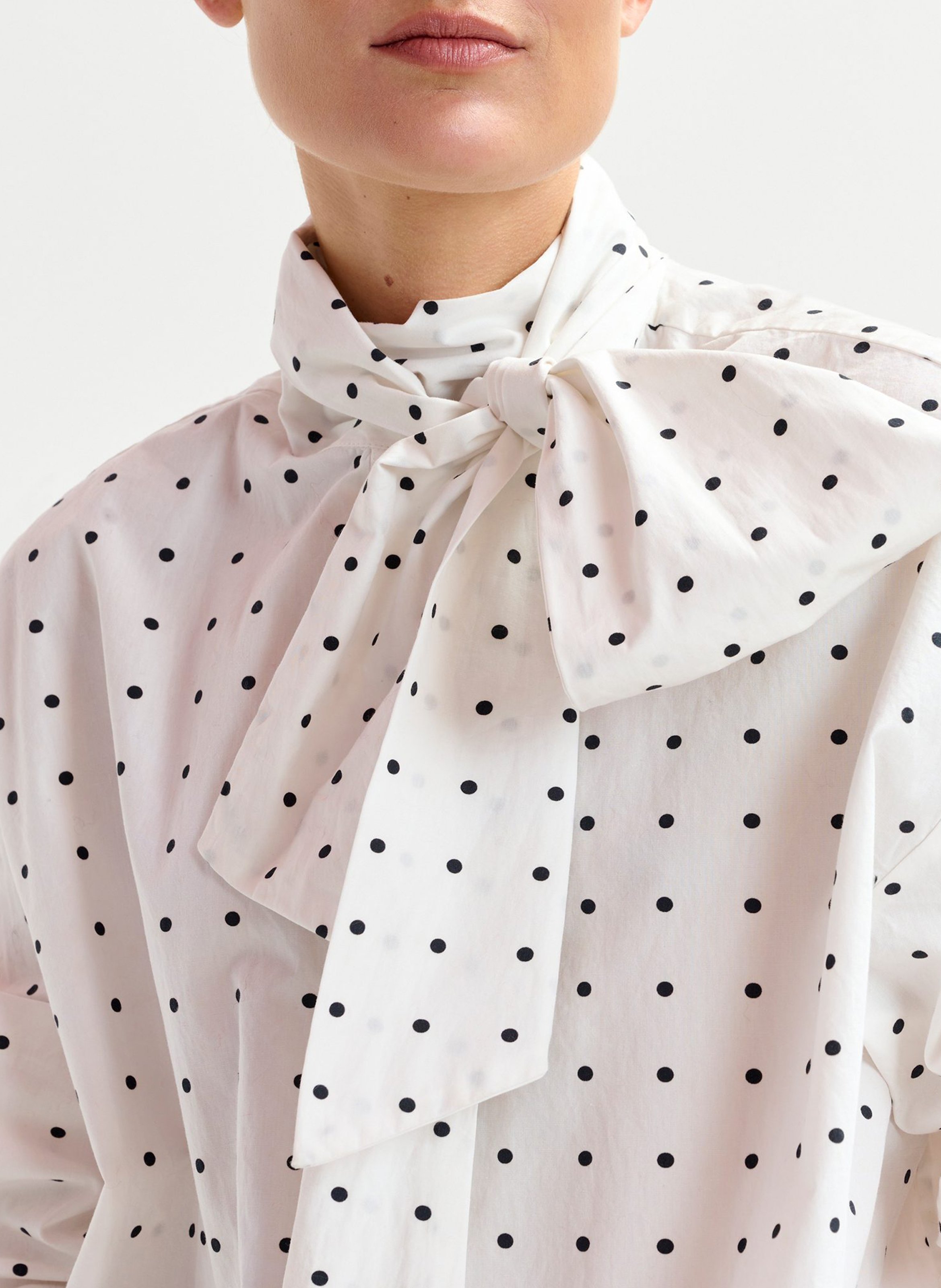 Chemise col lavallière à motifs pois imoverit ESSENTIEL ANTWERP Blanc
