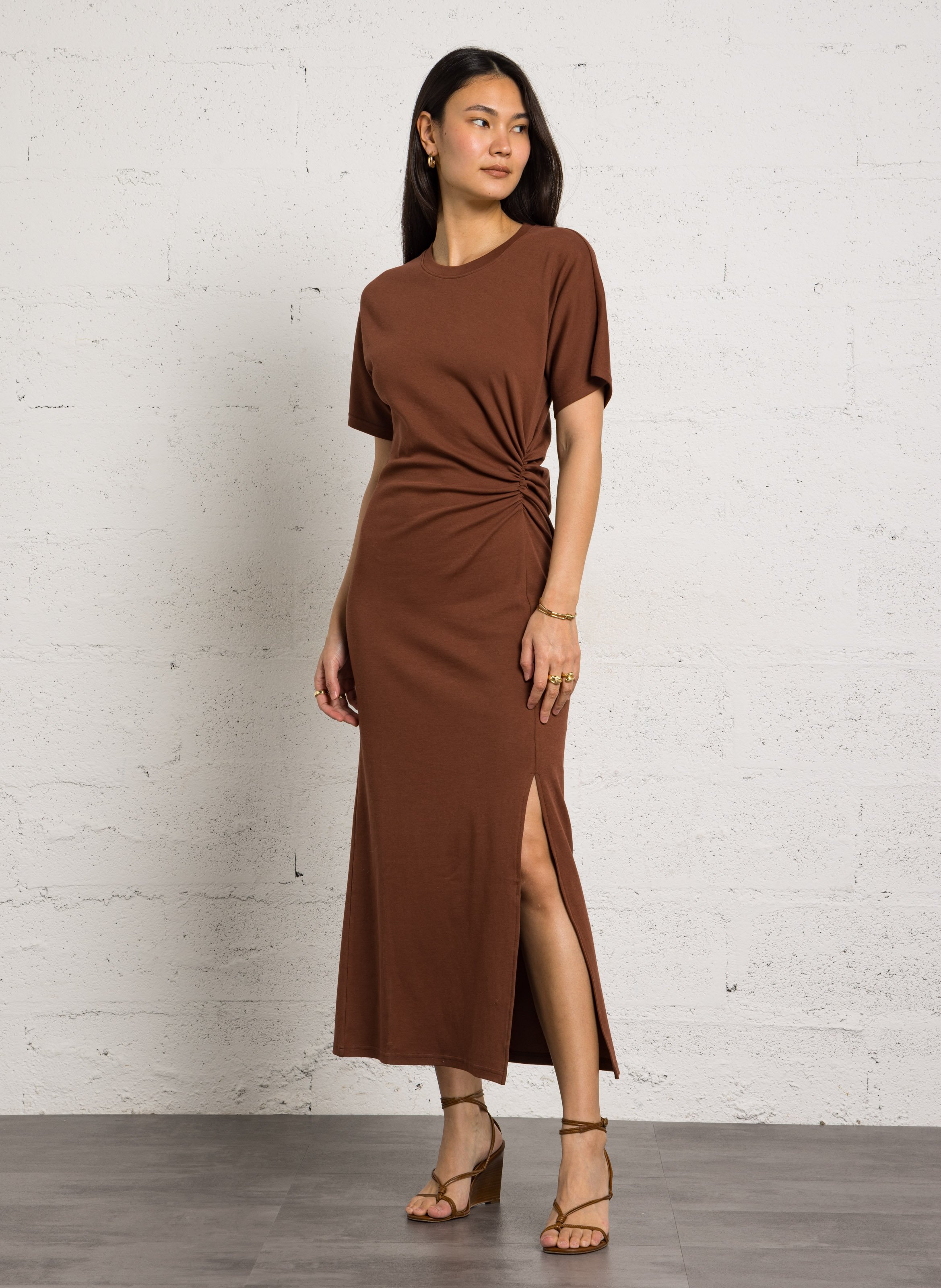 Robe longue cintrée à fronces unie brisbane Marron