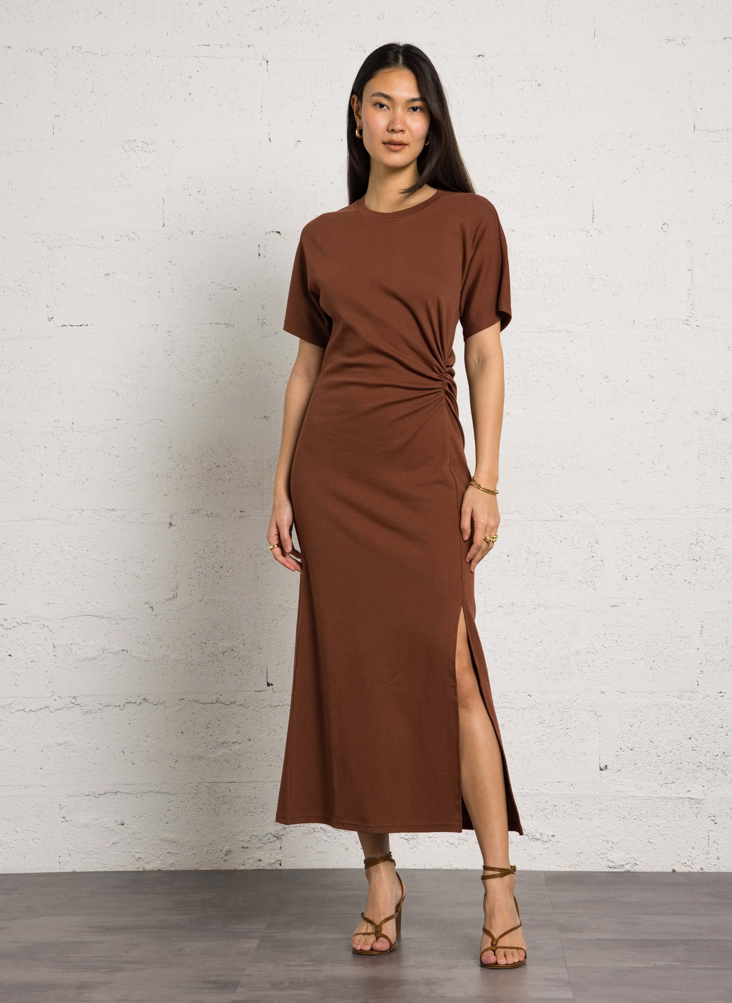 Robe longue cintrée à fronces unie brisbane Marron