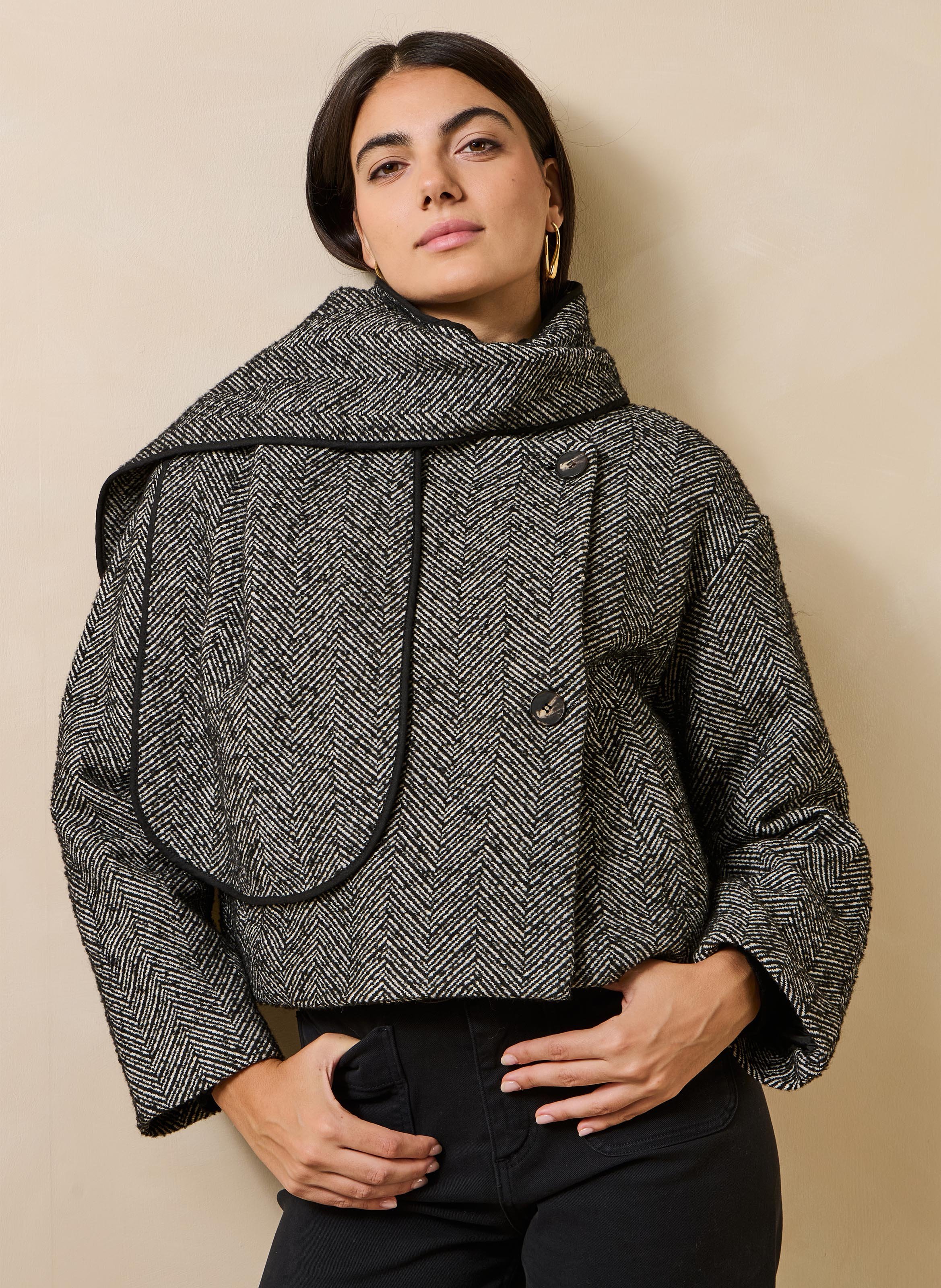 Kort, oversized jasje met visgraatmotief LA FEE MARABOUTEE Zwart
