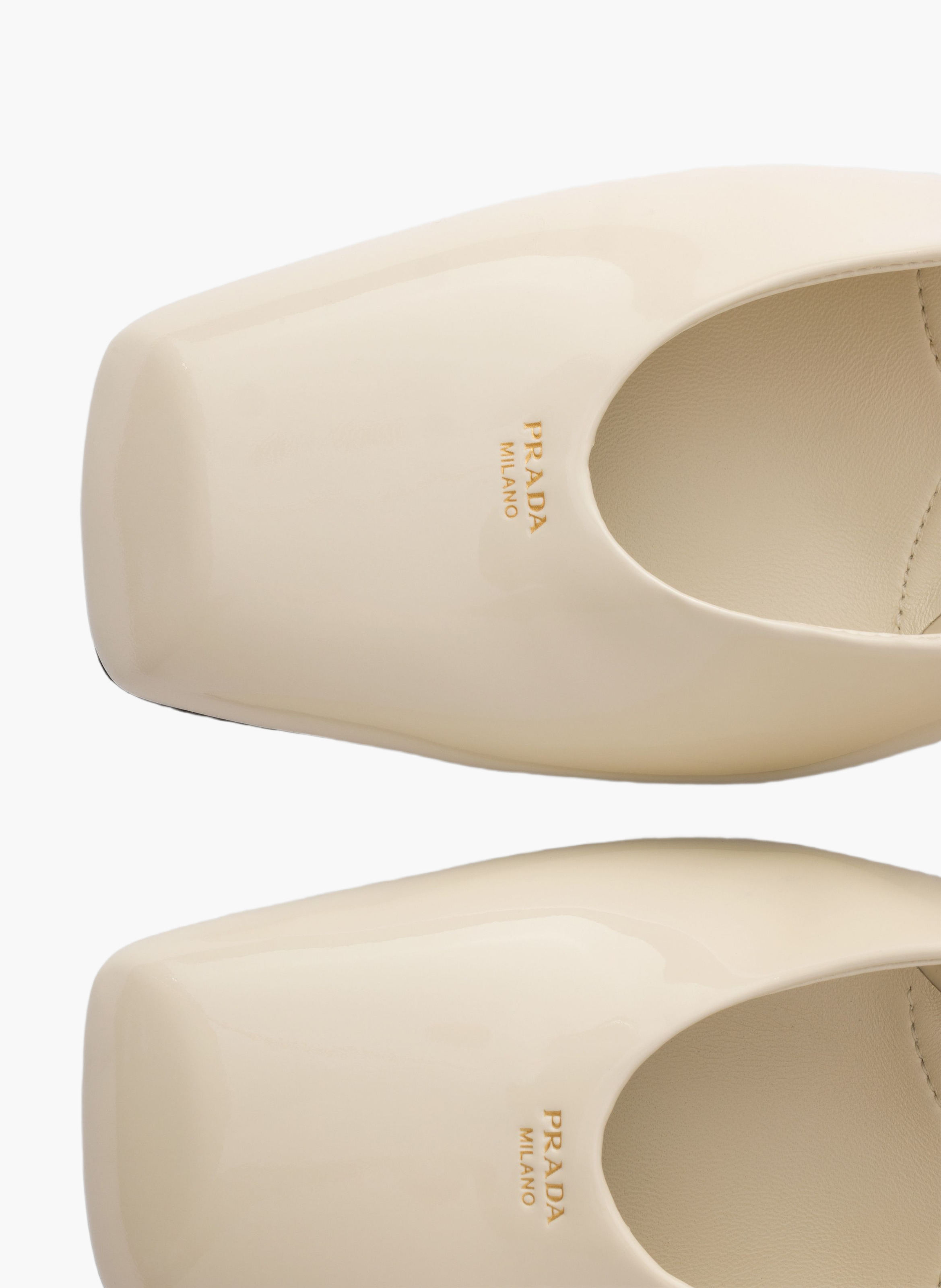 Escarpins à bride arrière en cuir verni PRADA Beige