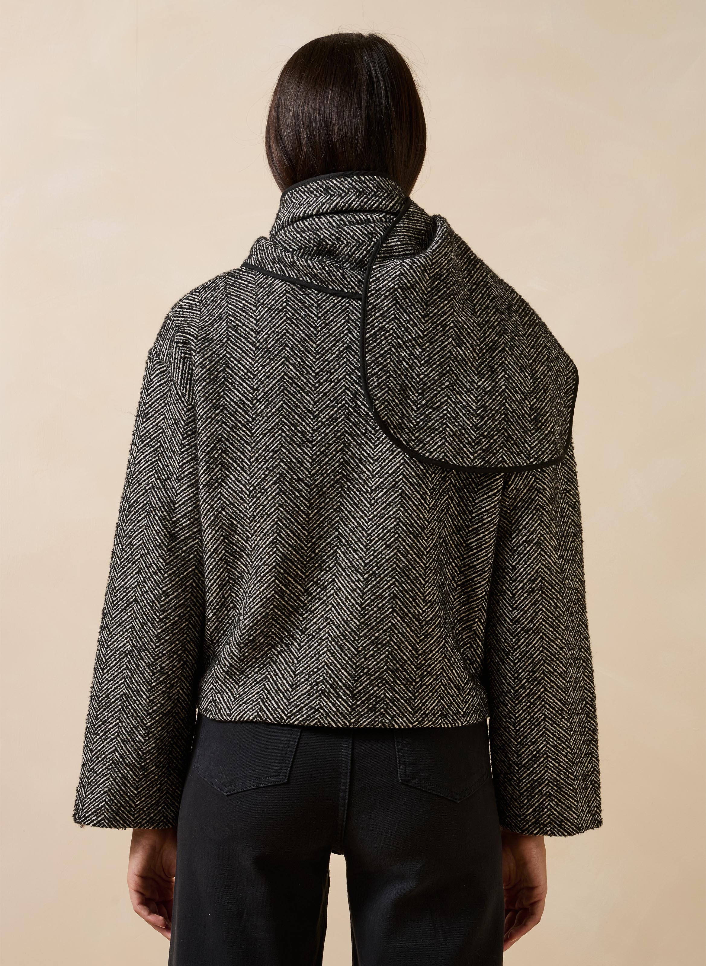 Kort, oversized jasje met visgraatmotief LA FEE MARABOUTEE Zwart