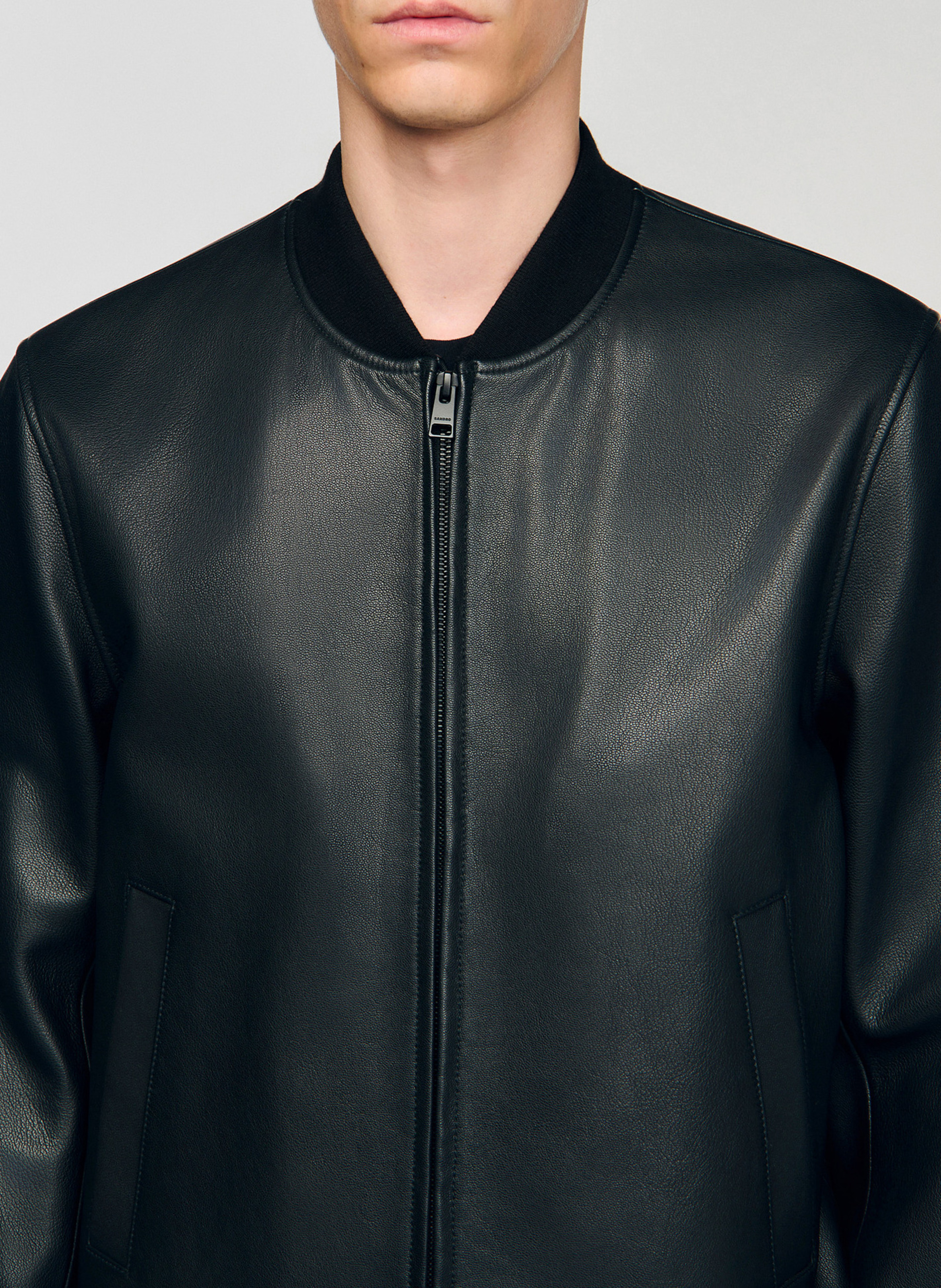 Blouson droit zippé en cuir SANDRO Noir