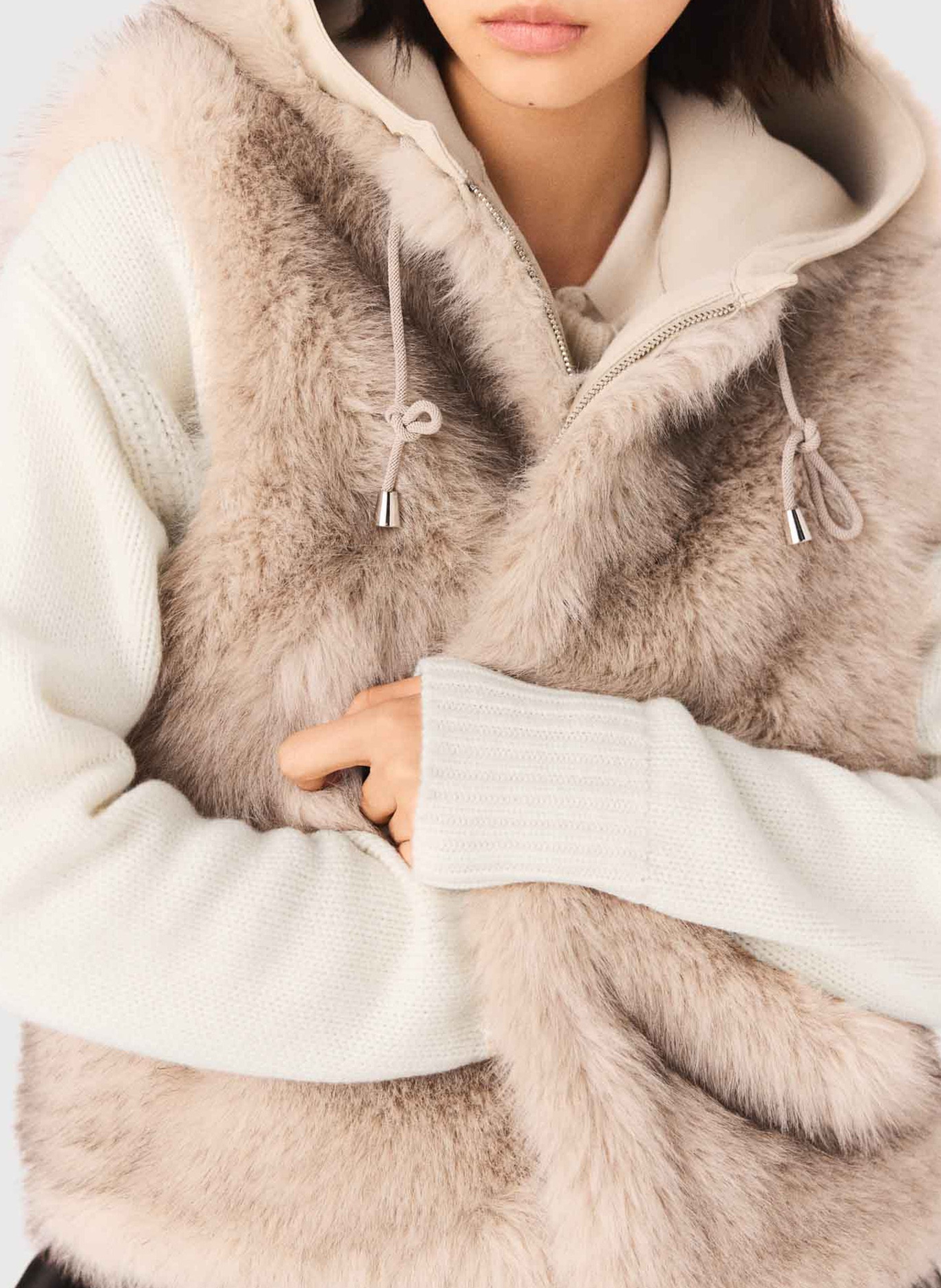 Manteau sans manches en fausse fourrure MAJE Beige