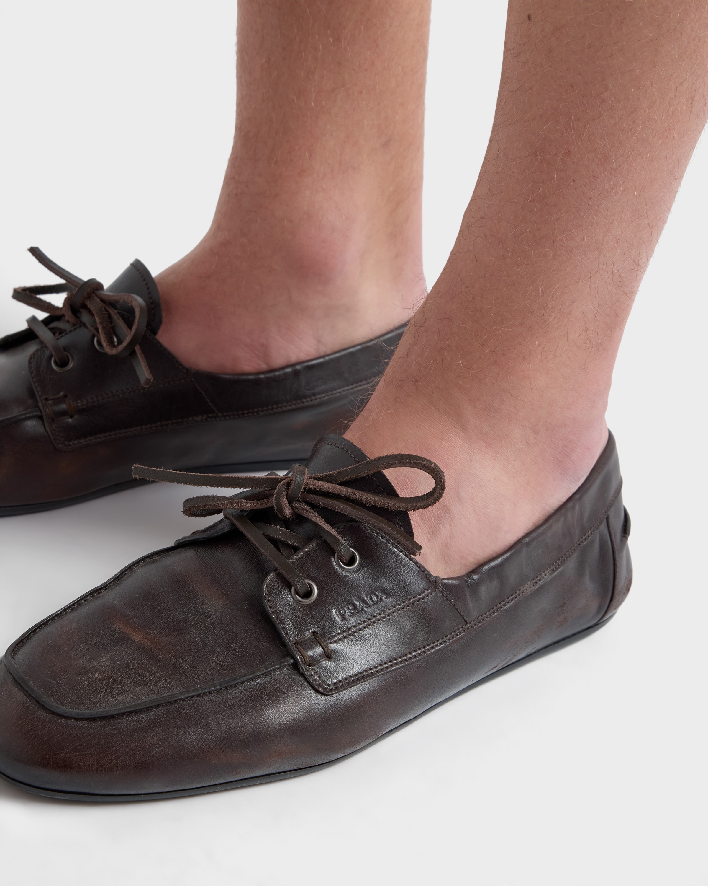 Chaussures à lacets en cuir vieilli shuffle PRADA Marron