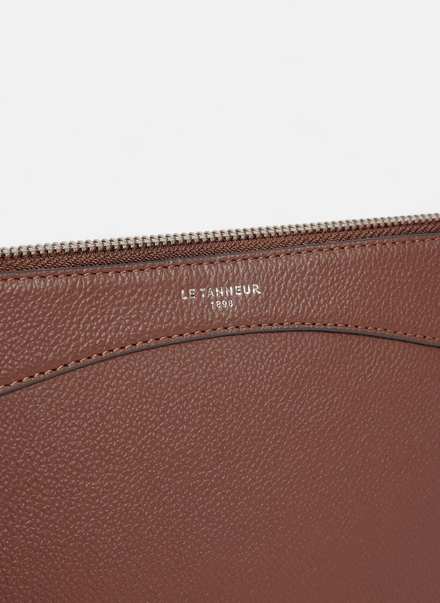 Pochette zippée en cuir grainé Marron