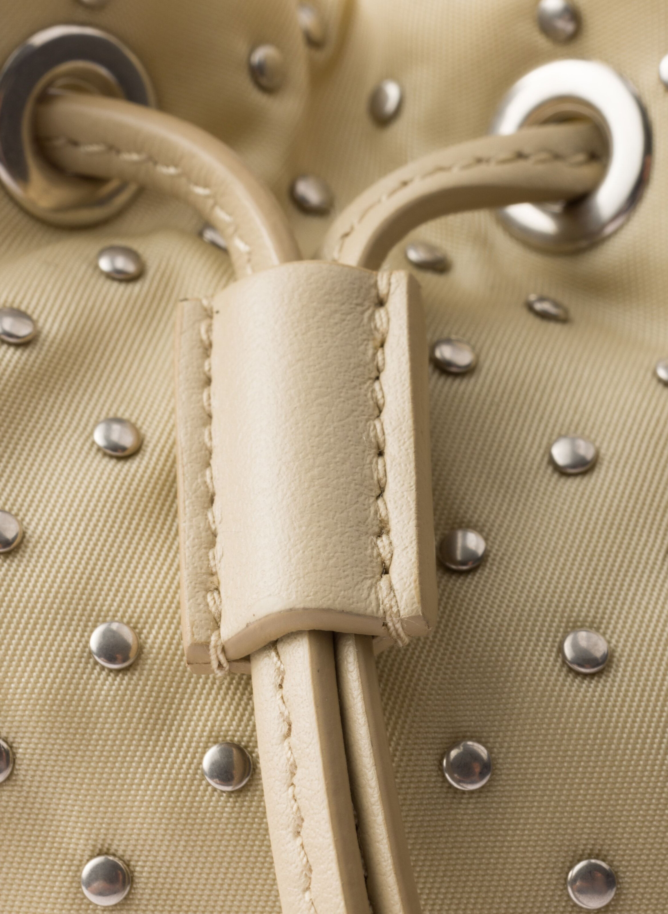 Mini sac en re-nylon avec clous PRADA Beige
