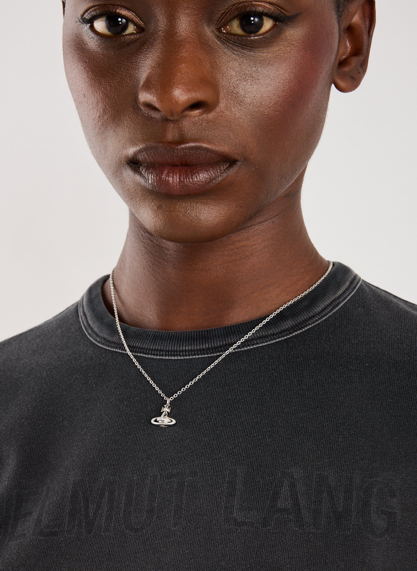 Collier à pendentif Simonetta Bas Relief VIVIENNE WESTWOOD Blanc