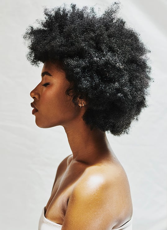 femme cheveux en santé brillants soleil