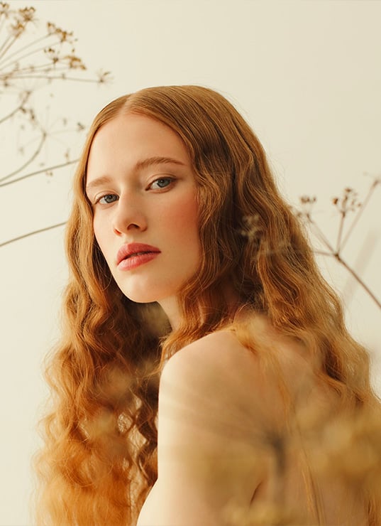 femme cheveux ondulés doux