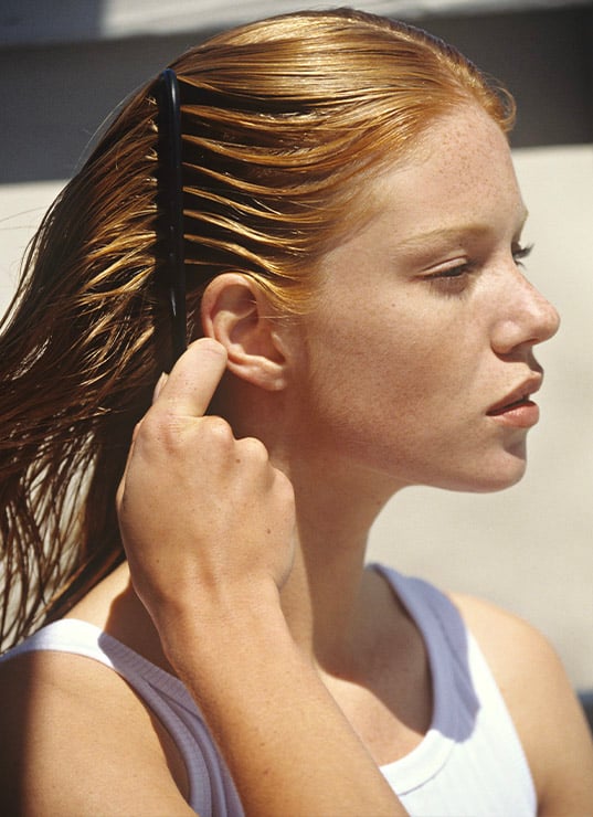 femme cheveux mouillés brossage soin hydratant